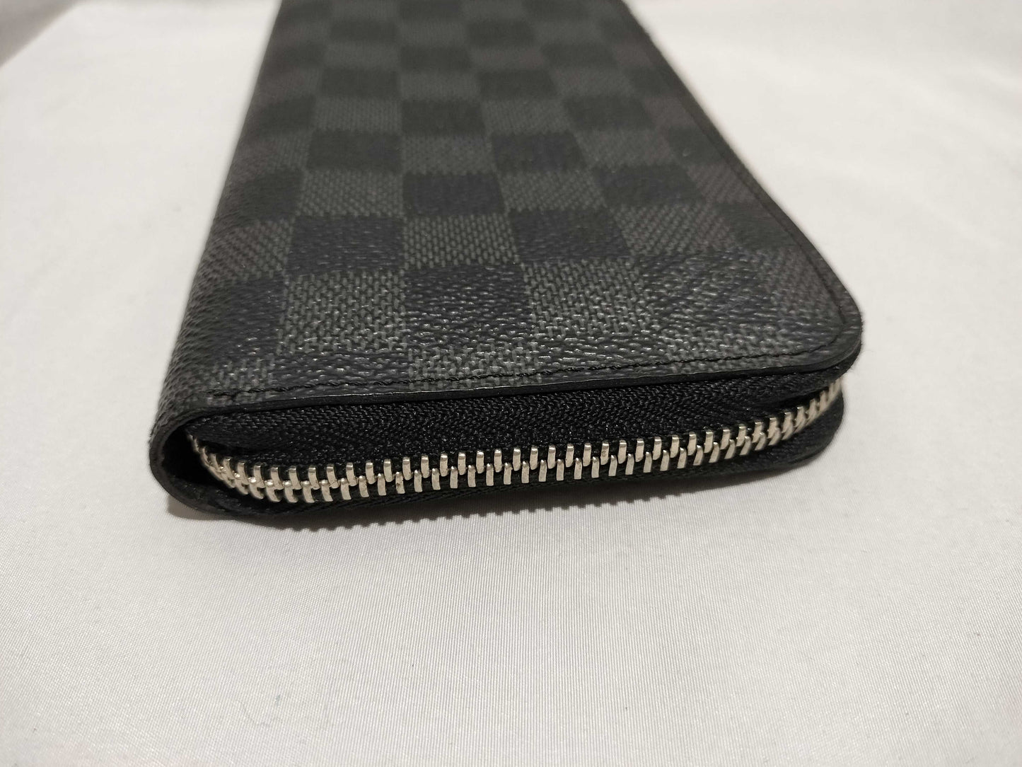 LOUIS VUITTON Damier Graphite Zippy Organizer Wallet