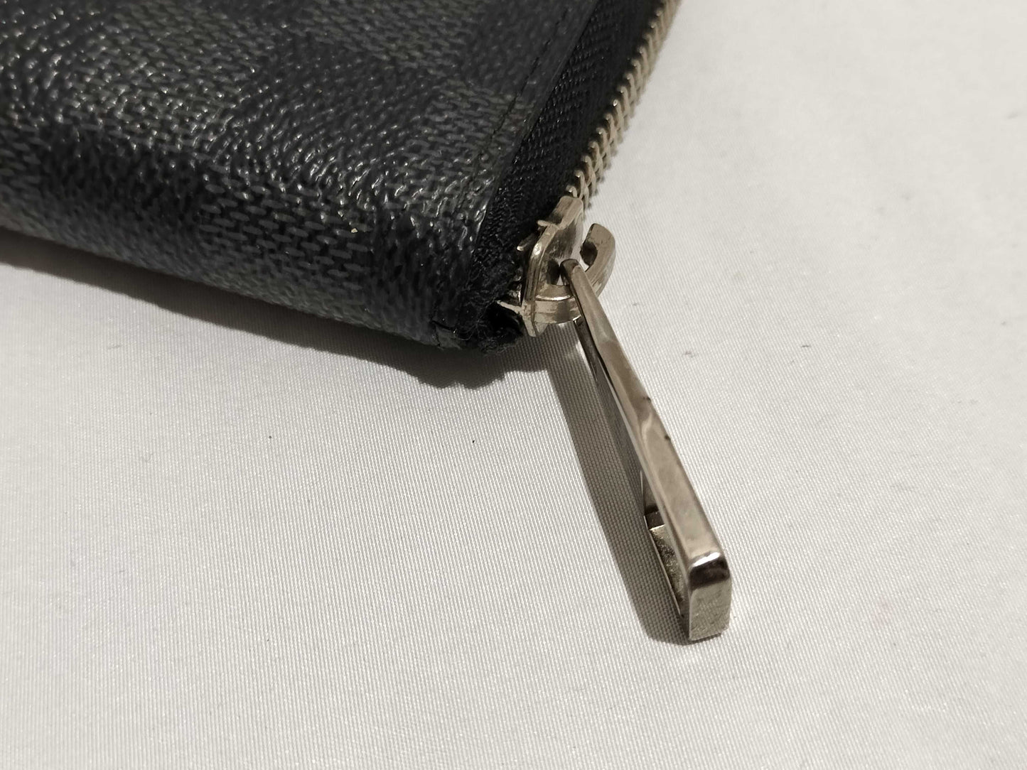 LOUIS VUITTON Damier Graphite Zippy Organizer Wallet