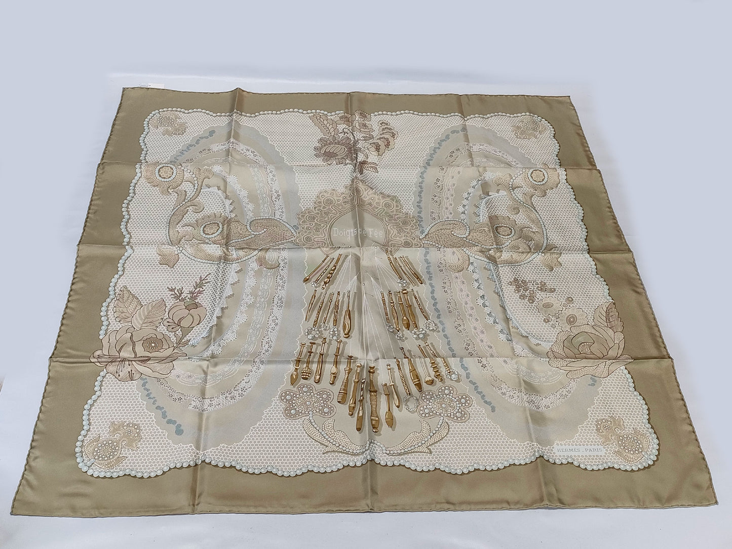 HERMES Carré Carré 90 Doigts de Fee/Fairy Finger Scarf