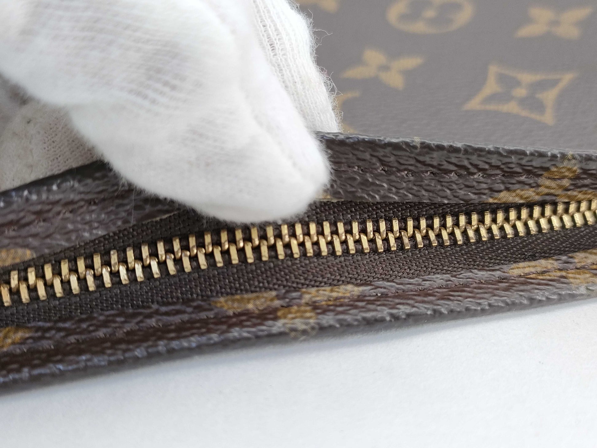 LOUIS VUITTON Monogram M47544 Poche Toilette 19 Other Accessories