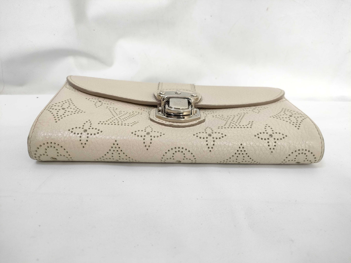 LOUIS VUITTON Mahina Mahina Portefeuille Iris Wallet