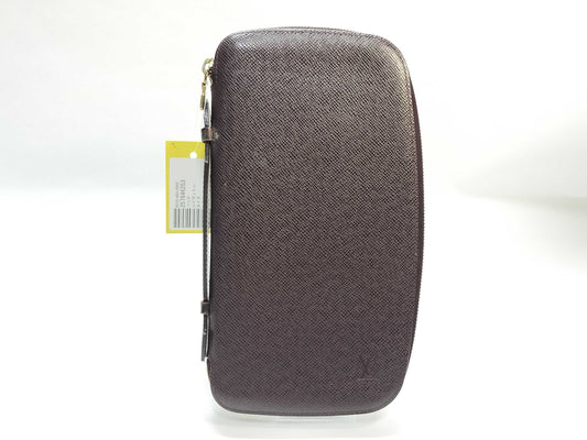 LOUIS VUITTON Taiga M30656 Taiga Atol Grizzly Clutch Bag