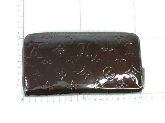 LOUIS VUITTON Vernis Zippy Wallet Amaranth Round Wallet