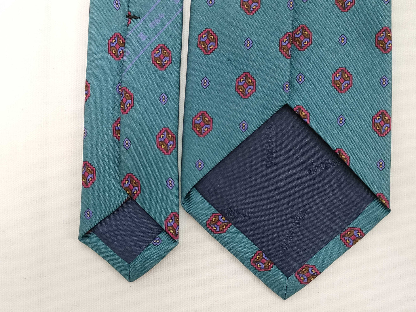 LOUIS VUITTON/Chanel ties