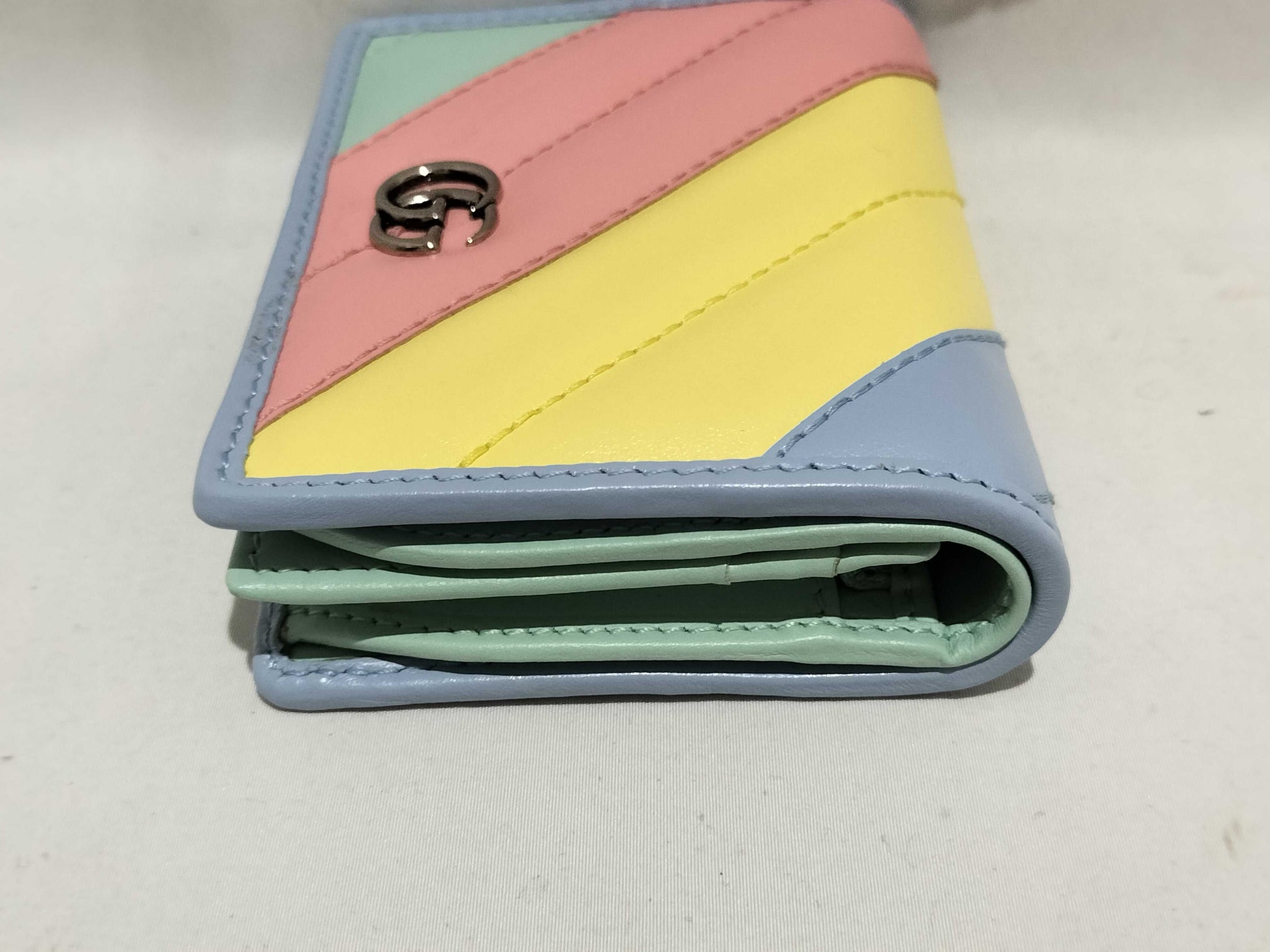 GUCCI 466492 GG Marmont Quilted Bi-fold Wallet in Multicolor