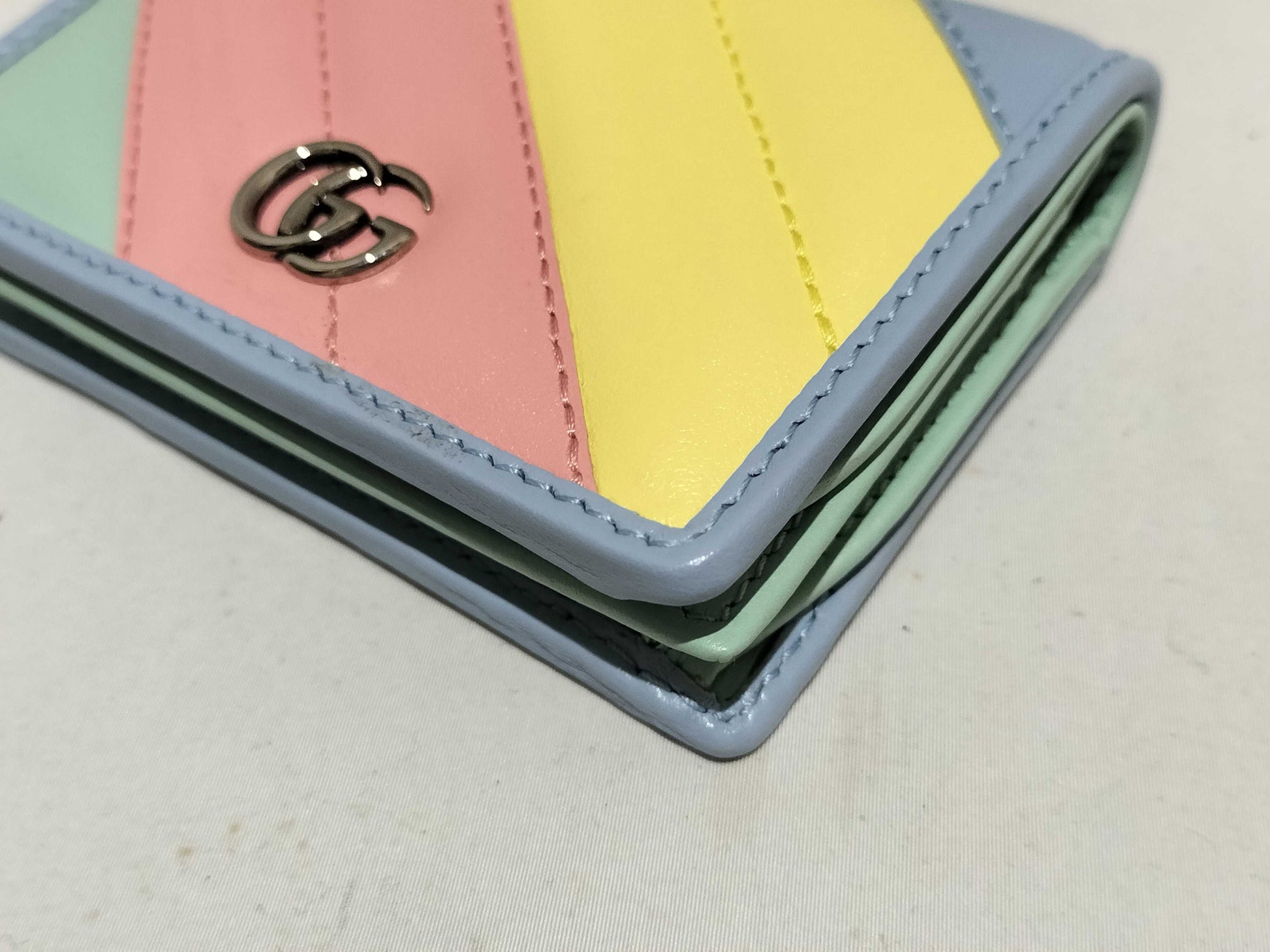 GUCCI 466492 GG Marmont Quilted Bi-fold Wallet in Multicolor