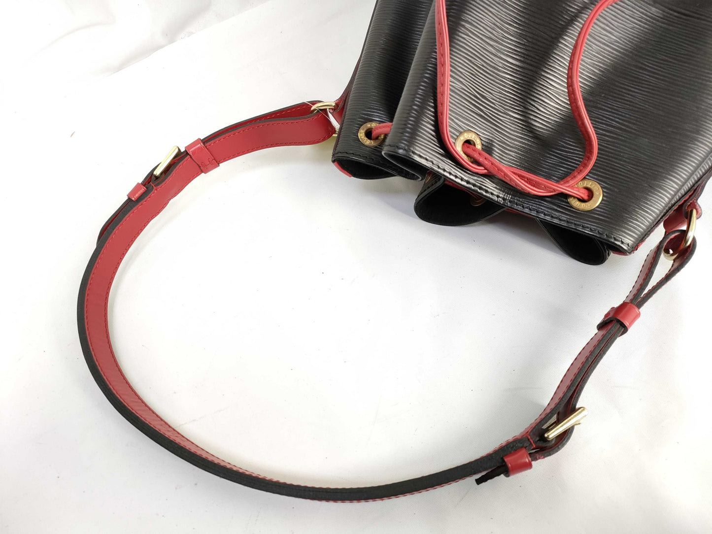 LOUIS VUITTON Epi Noe Two-Tone Black x Red Shoulder Bag