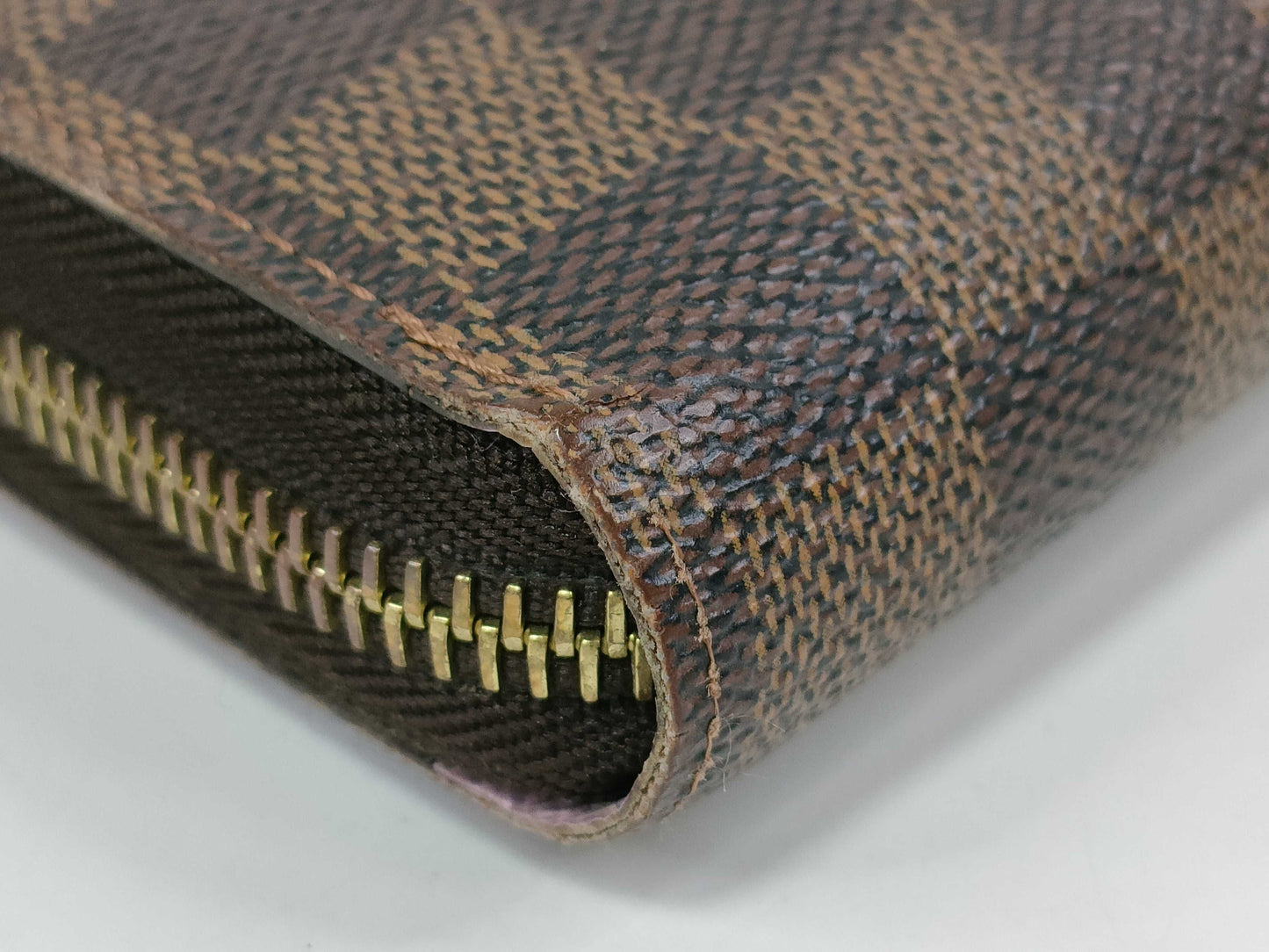 LOUIS VUITTON Damier Zippy Wallet with Illustration Print