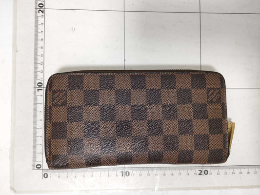 LOUIS VUITTON Damier Zippy Wallet Wallet