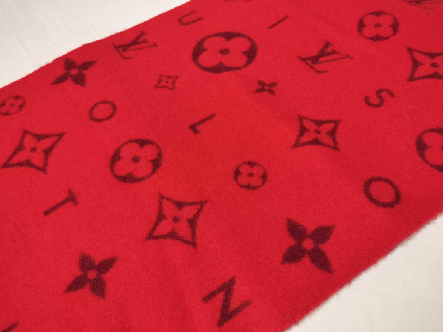 LOUIS VUITTON Monogram Reykjavik 2.0 Vivienne Luna New Year's Scarf