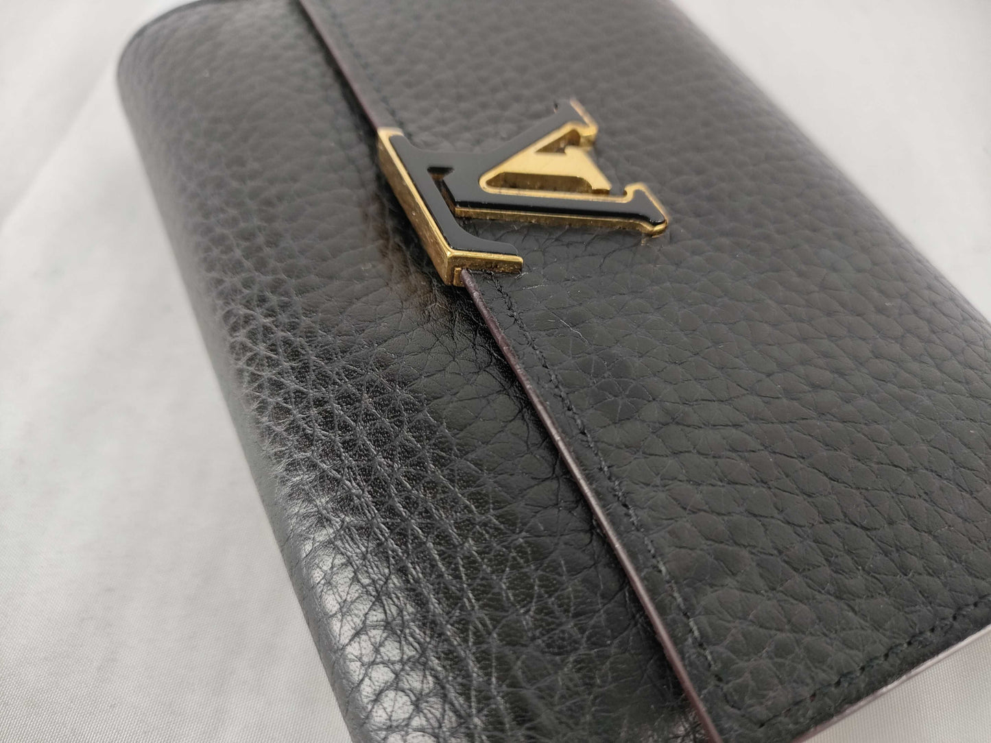 LOUIS VUITTON Louis Vuitton Porte-Feuille Capucine Compact Leather Tri-Fold Wallet