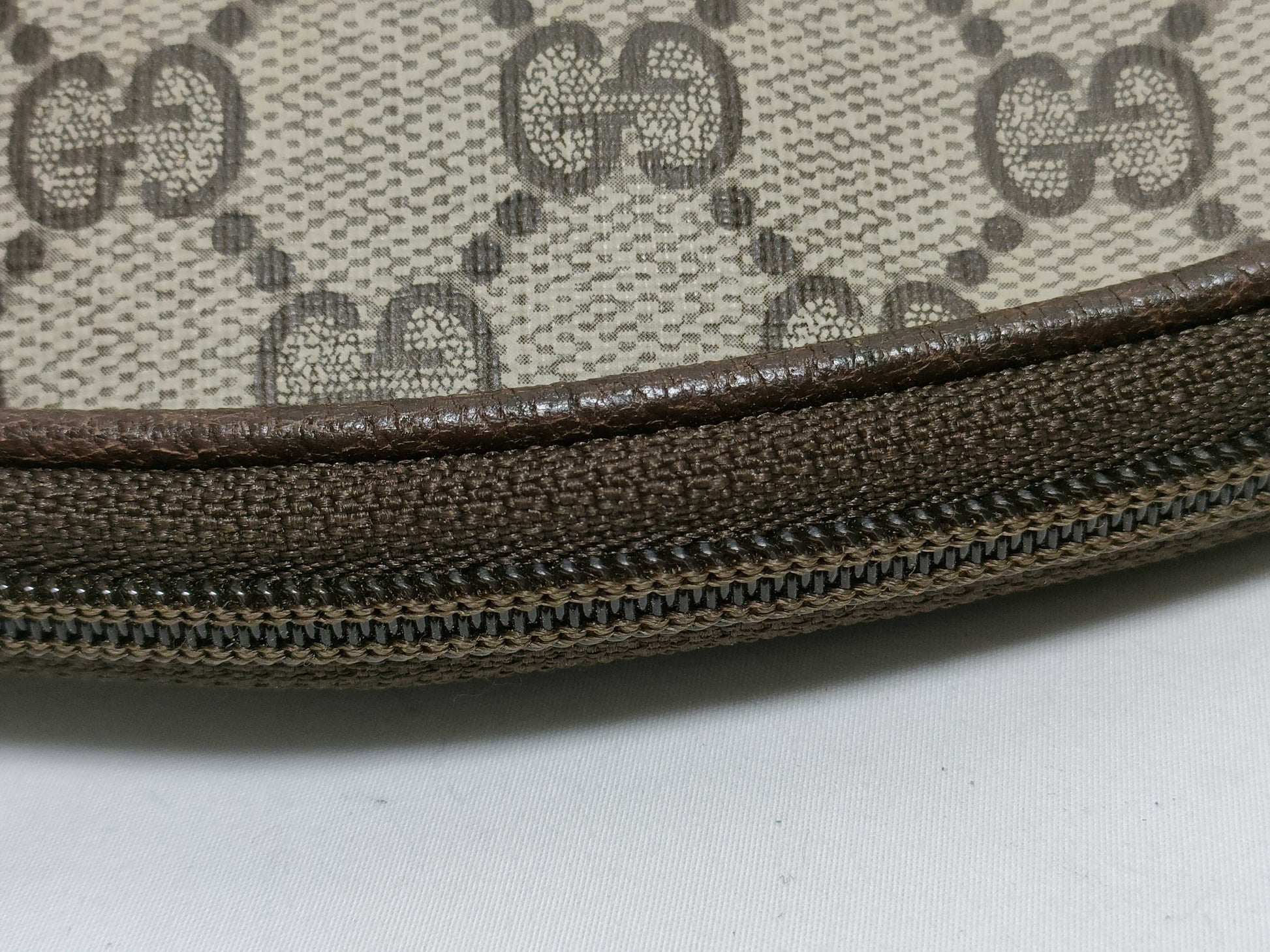 GUCCI GG Supreme Shoulder Bag