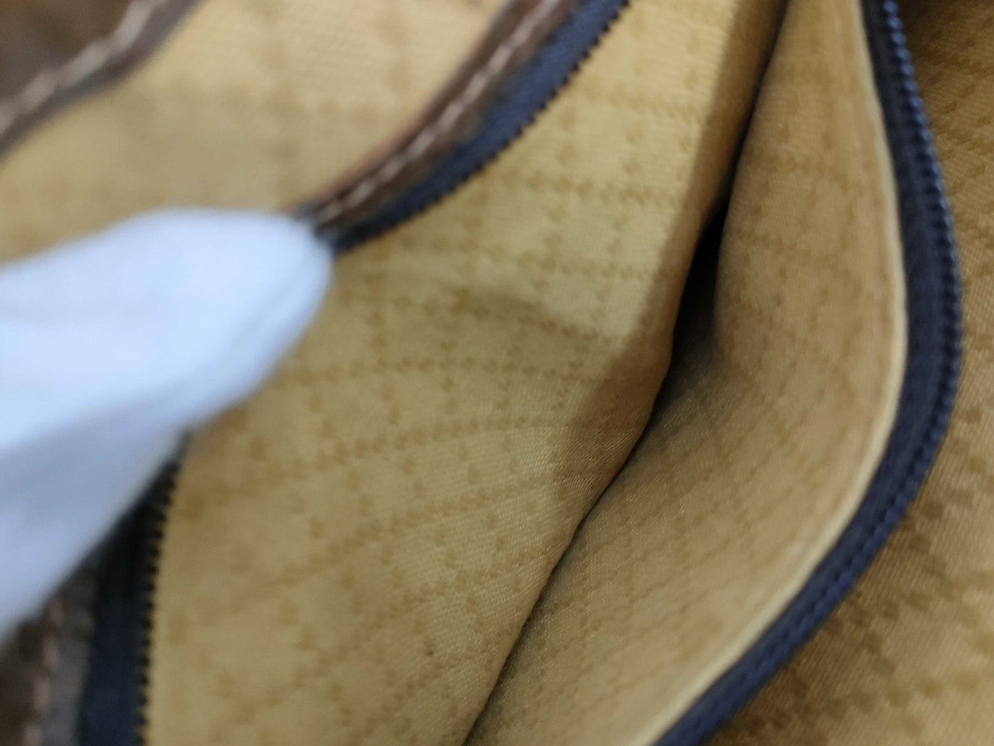 GUCCI GG Supreme Sherry Shoulder Bag