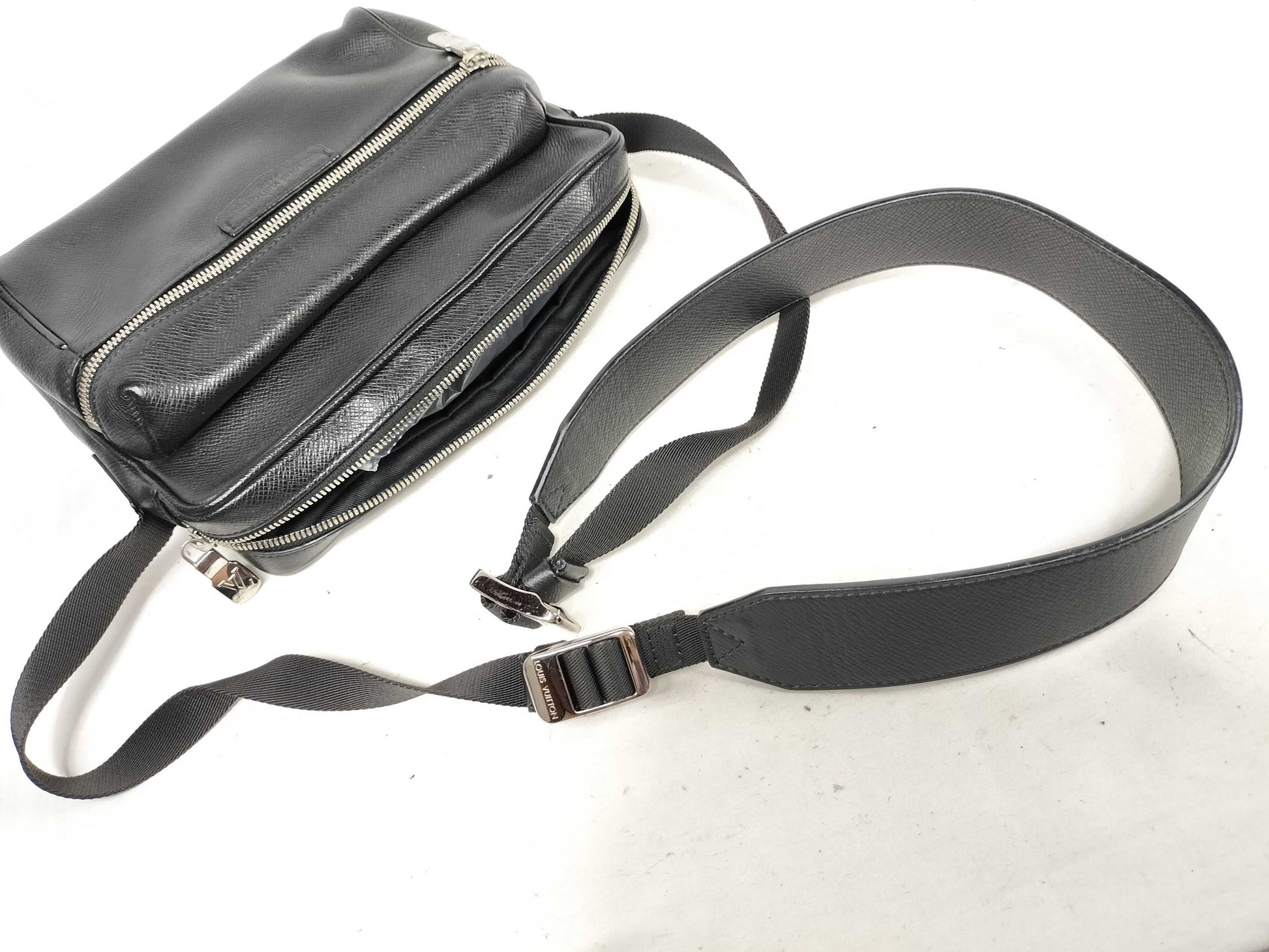 LOUIS VUITTON Taiga Outdoor Messenger PM M33435 FO1168 Black RFID Enabled Shoulder Bag