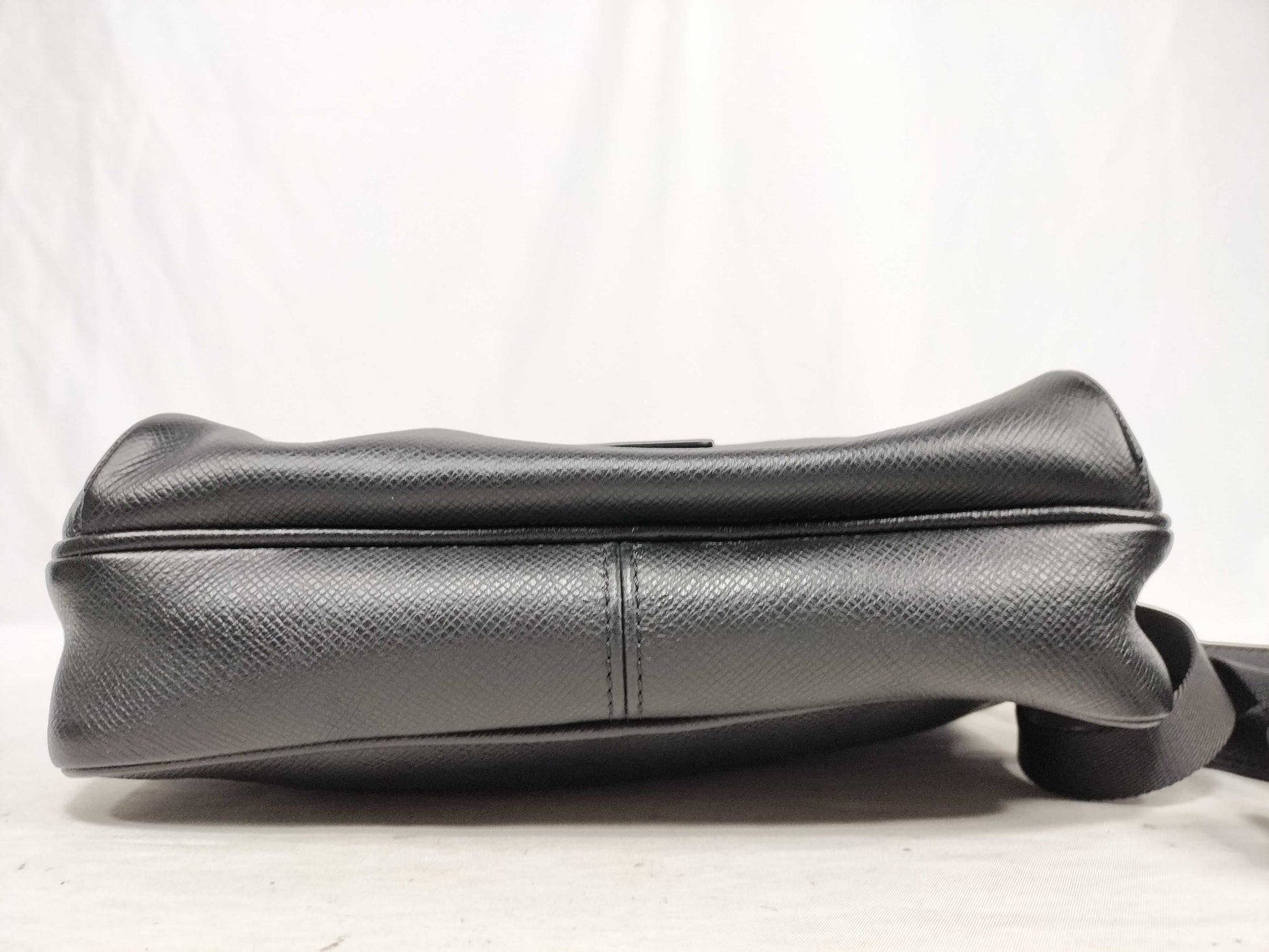 LOUIS VUITTON Taiga Outdoor Messenger PM M33435 FO1168 Black RFID Enabled Shoulder Bag