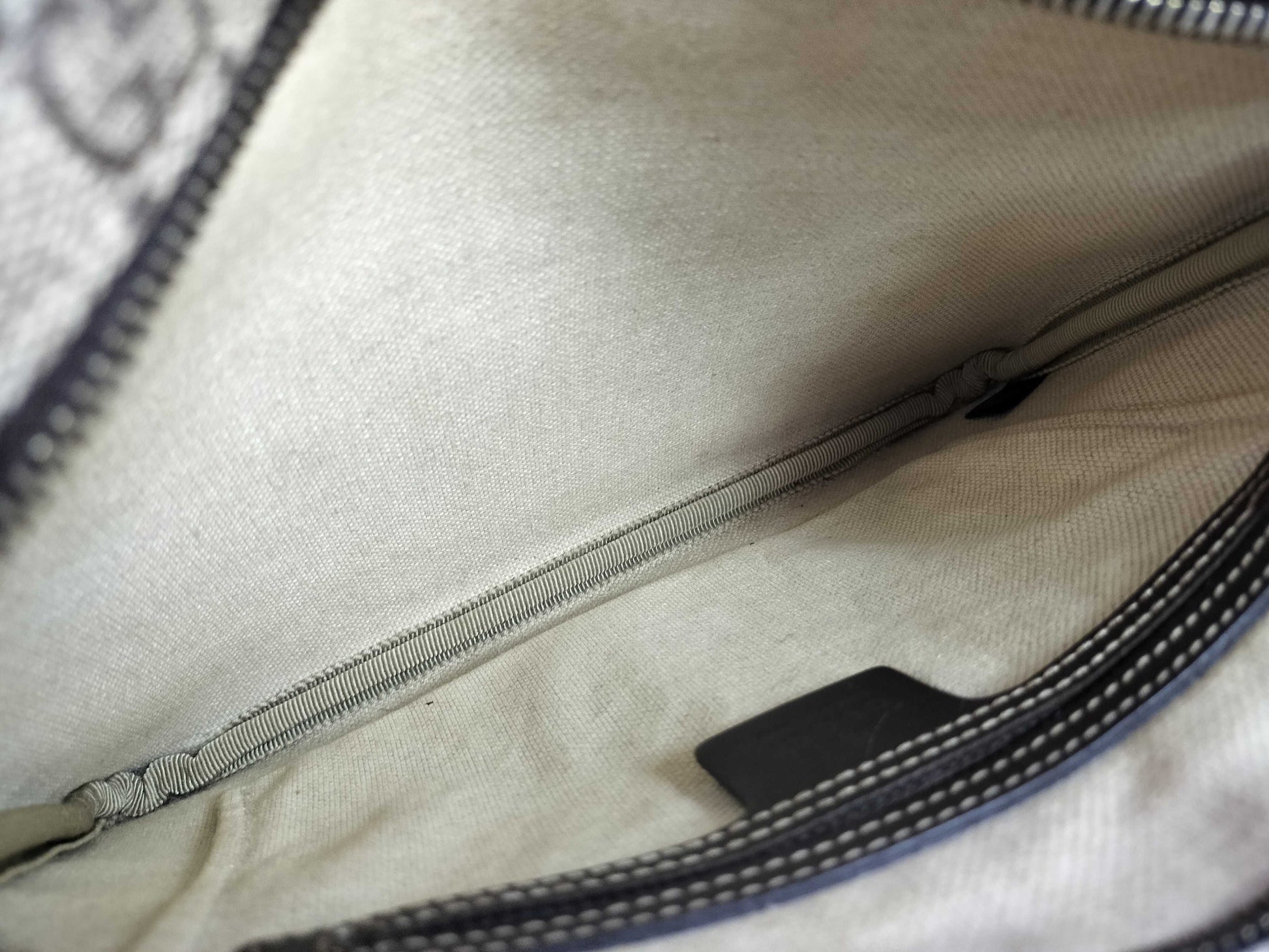 GUCCI GG Supreme Shoulder Bag
