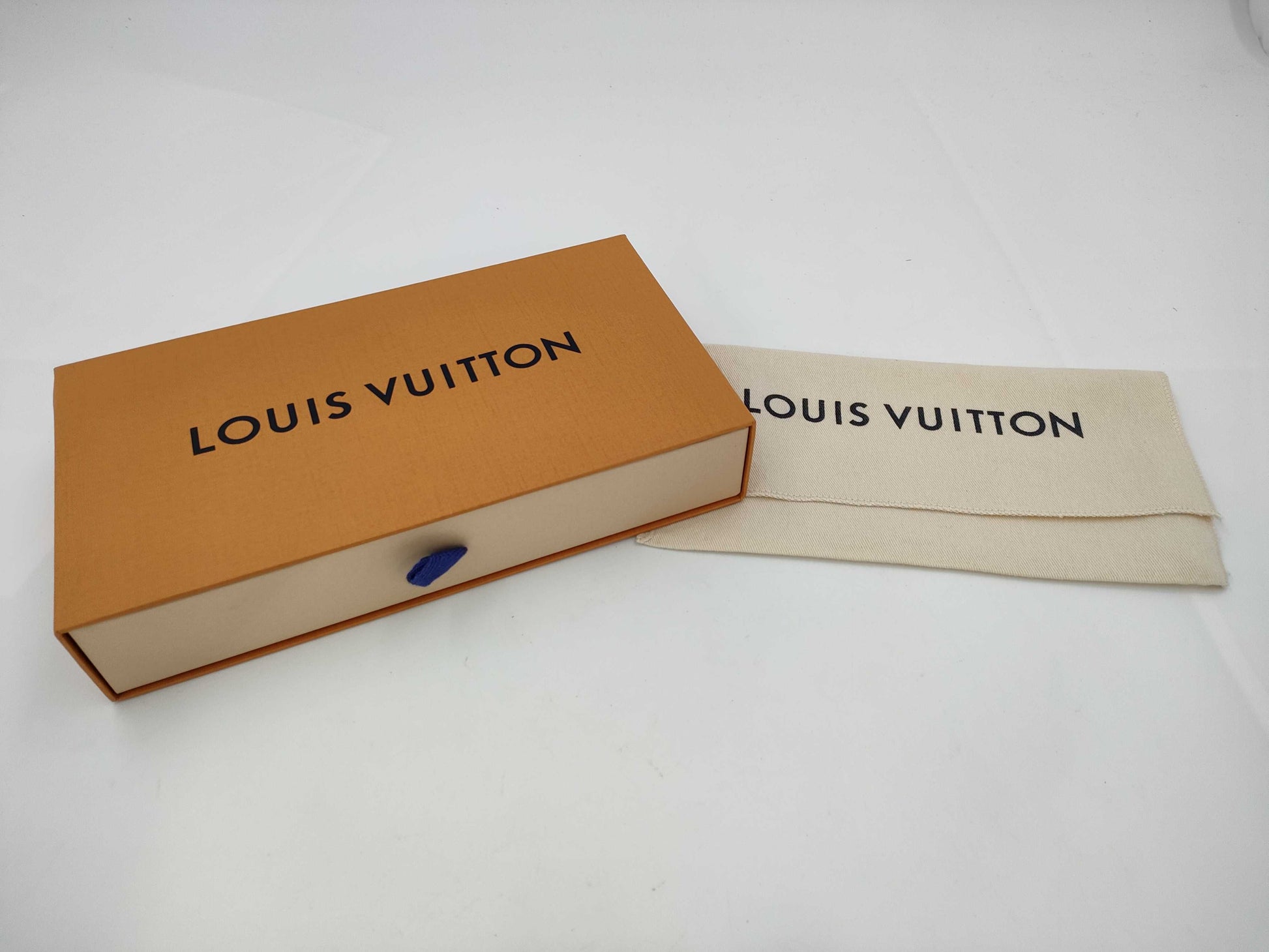 LOUIS VUITTON Damier Zippy Wallet, 2017, G Hardware, UB4177