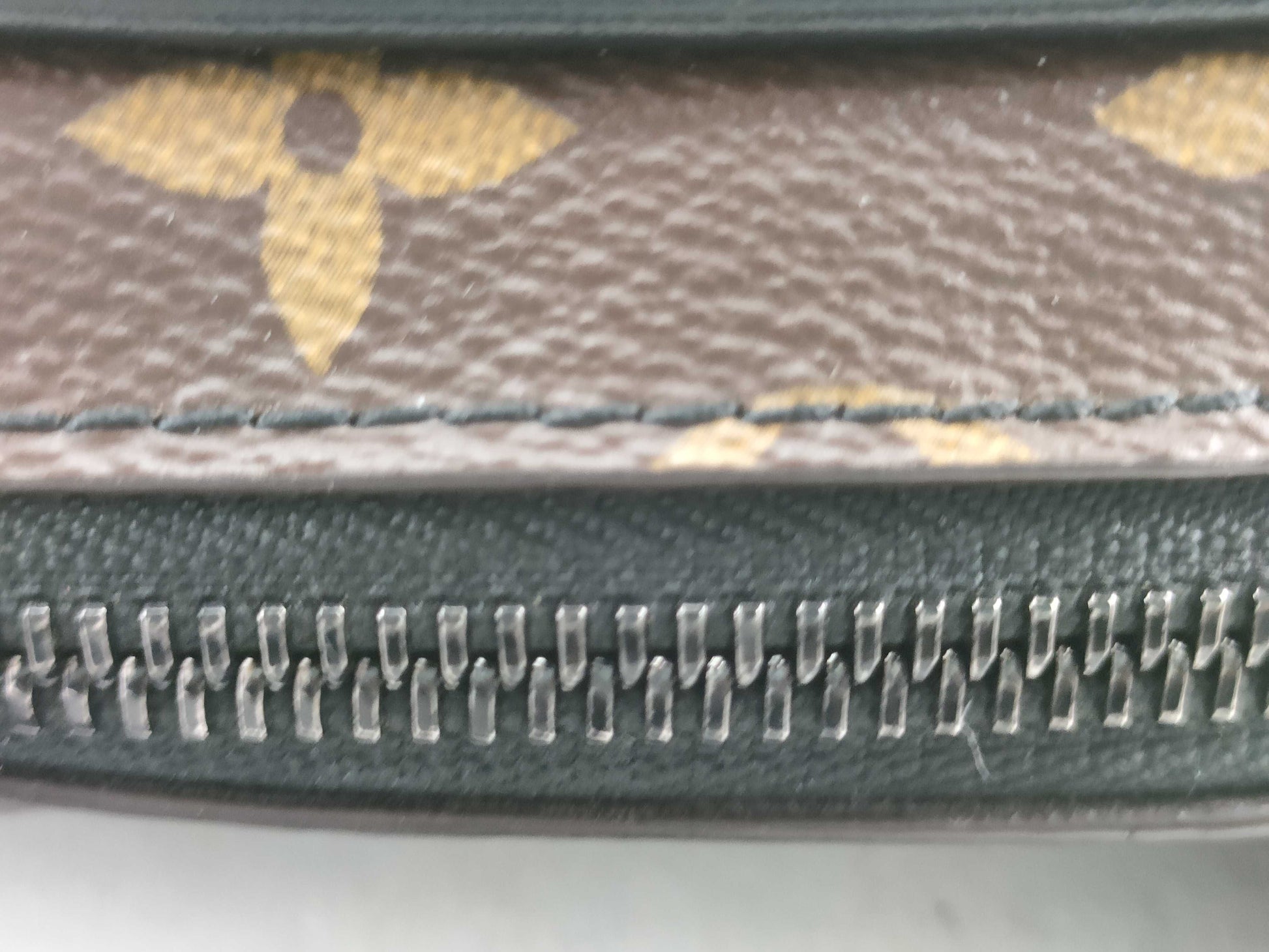 LOUIS VUITTON M69404 Louis Vuitton Macassar Christopher Wearable Wallet M69404 RFID Shoulder Bag