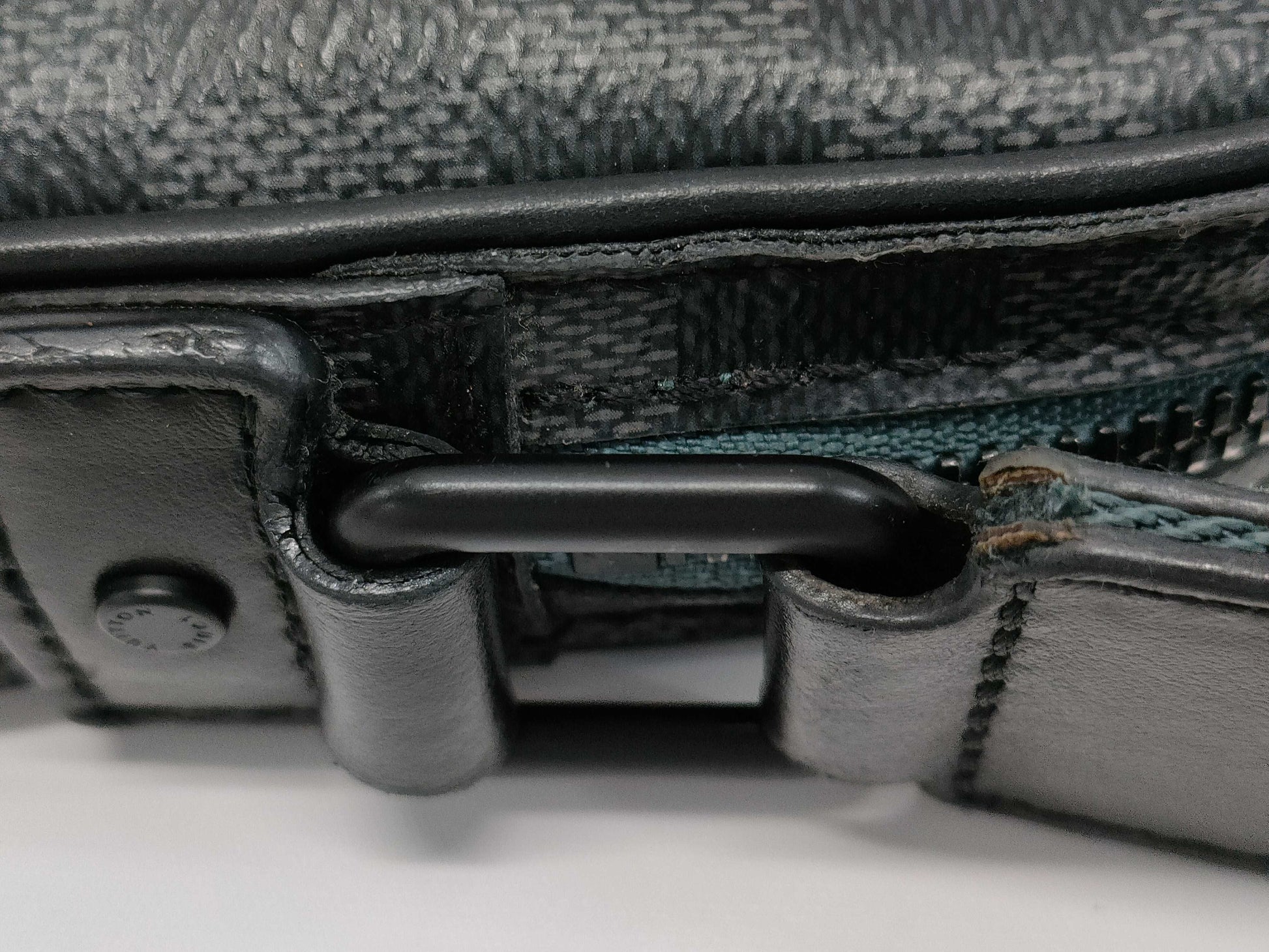 LOUIS VUITTON Alpha Messenger Damier Graphite Shoulder Bag N40188 CA4129