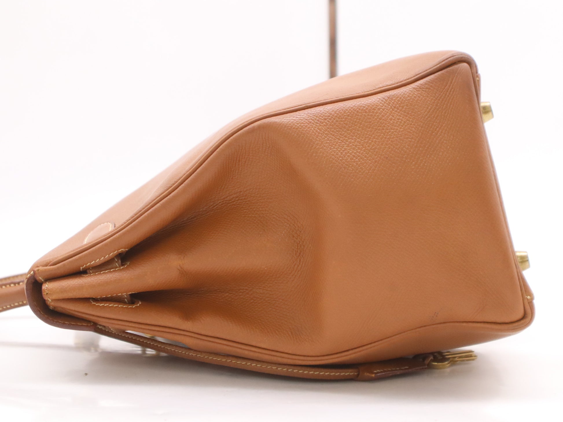 HERMES Kelly 32 Handbag with GD hardware, dust bag, padlock, clasp, and two keys.