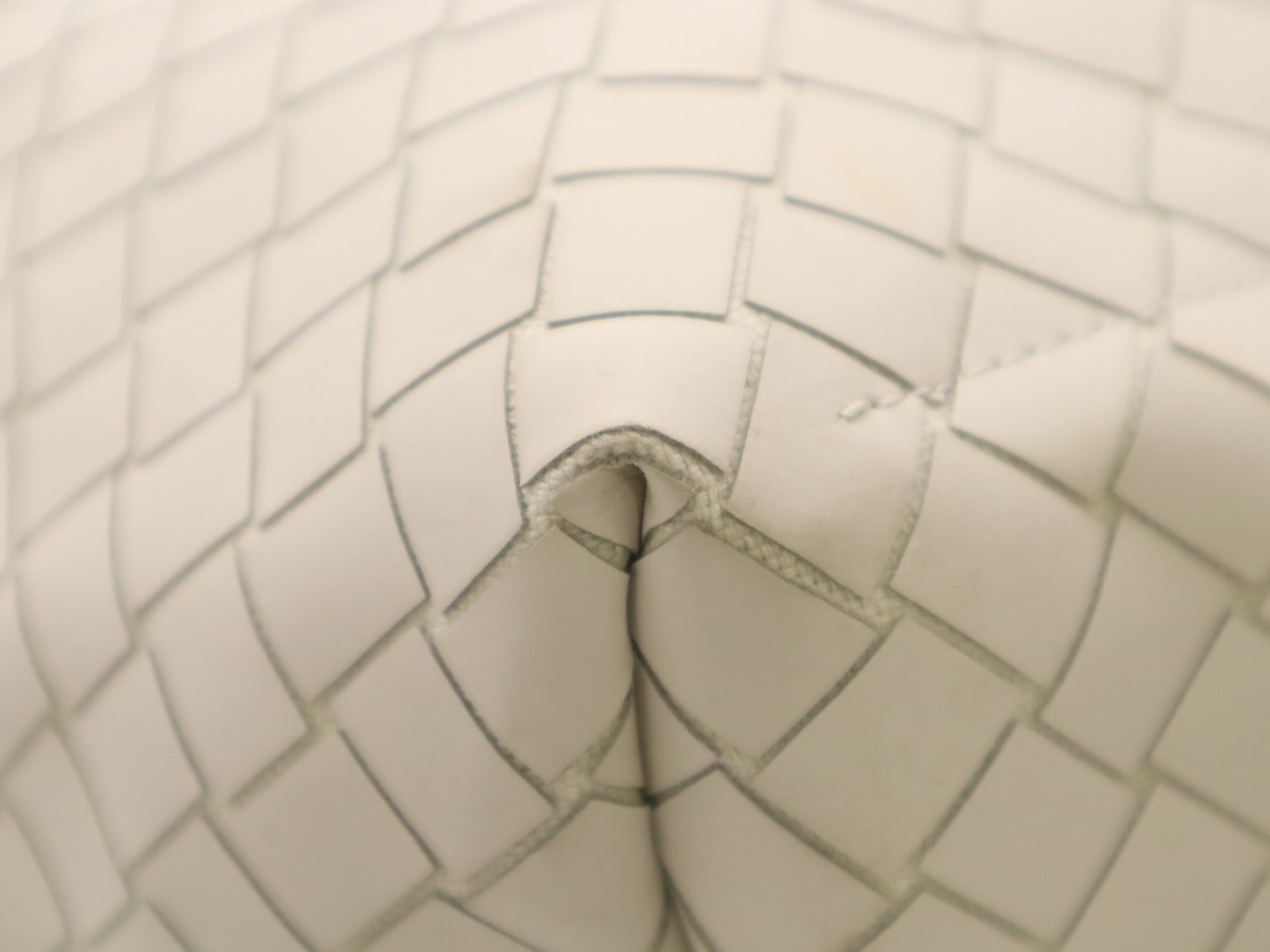 BOTTEGA VENETA P01574389N Intrecciato New Rubber Scorpito Tote Bag Beige White Tote Bag