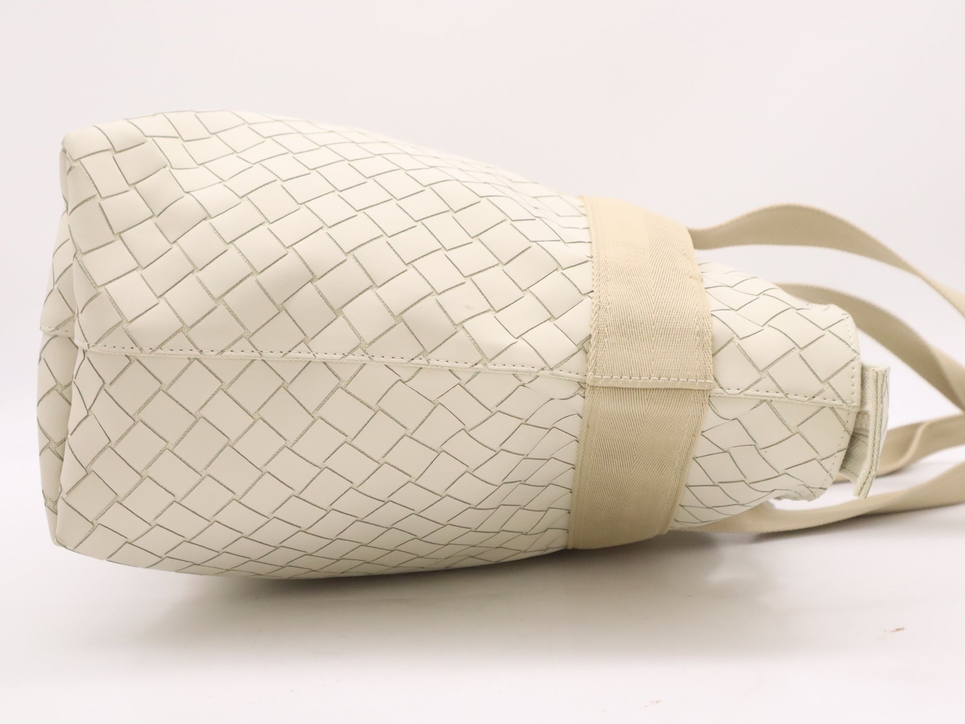 BOTTEGA VENETA P01574389N Intrecciato New Rubber Scorpito Tote Bag Beige White Tote Bag