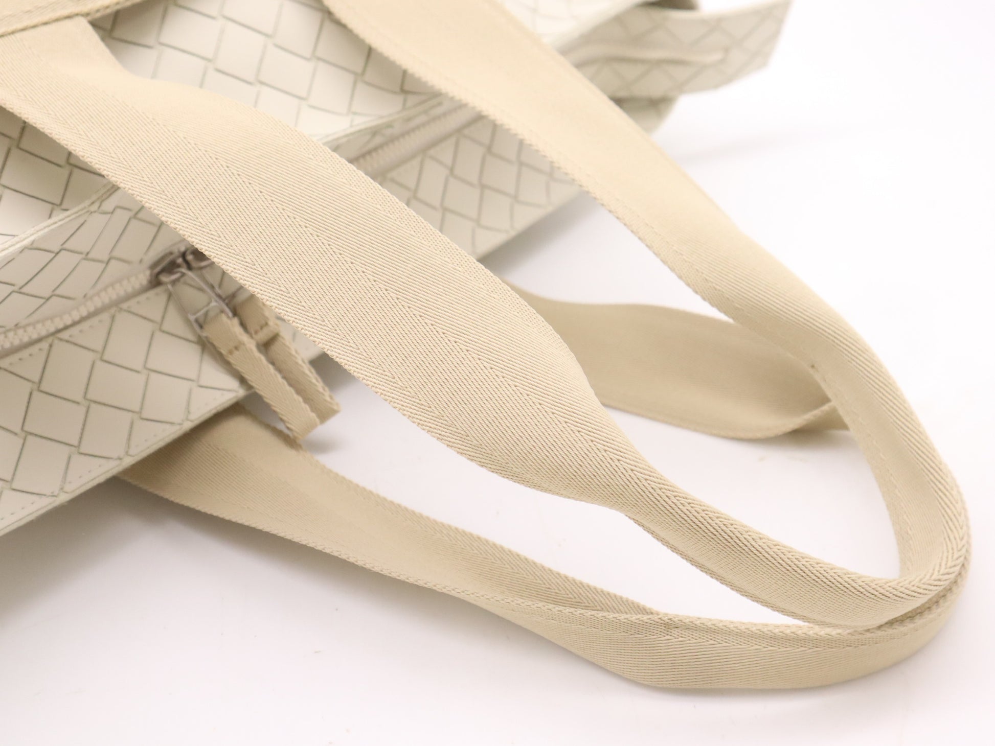 BOTTEGA VENETA P01574389N Intrecciato New Rubber Scorpito Tote Bag Beige White Tote Bag