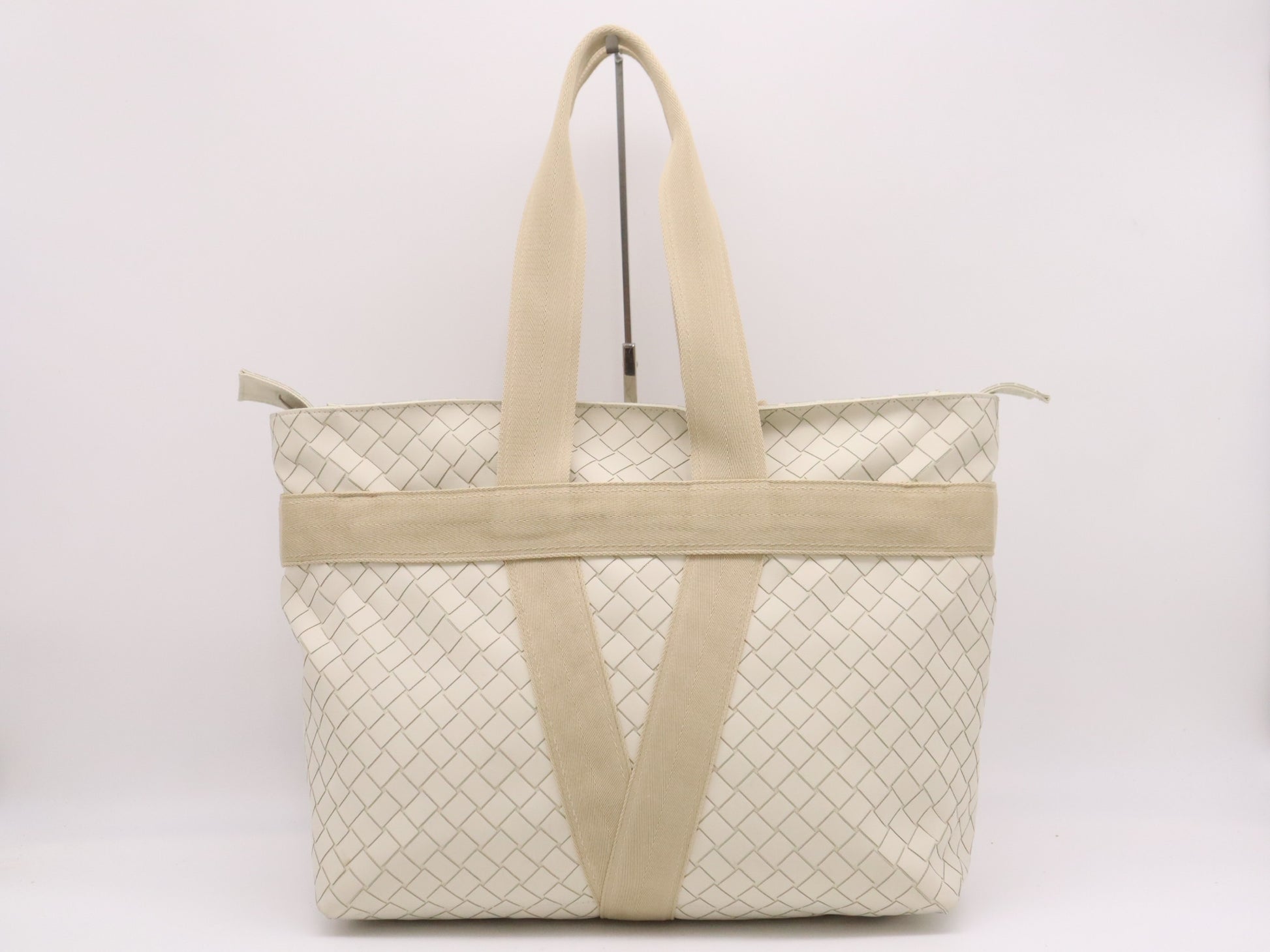 BOTTEGA VENETA P01574389N Intrecciato New Rubber Scorpito Tote Bag Beige White Tote Bag