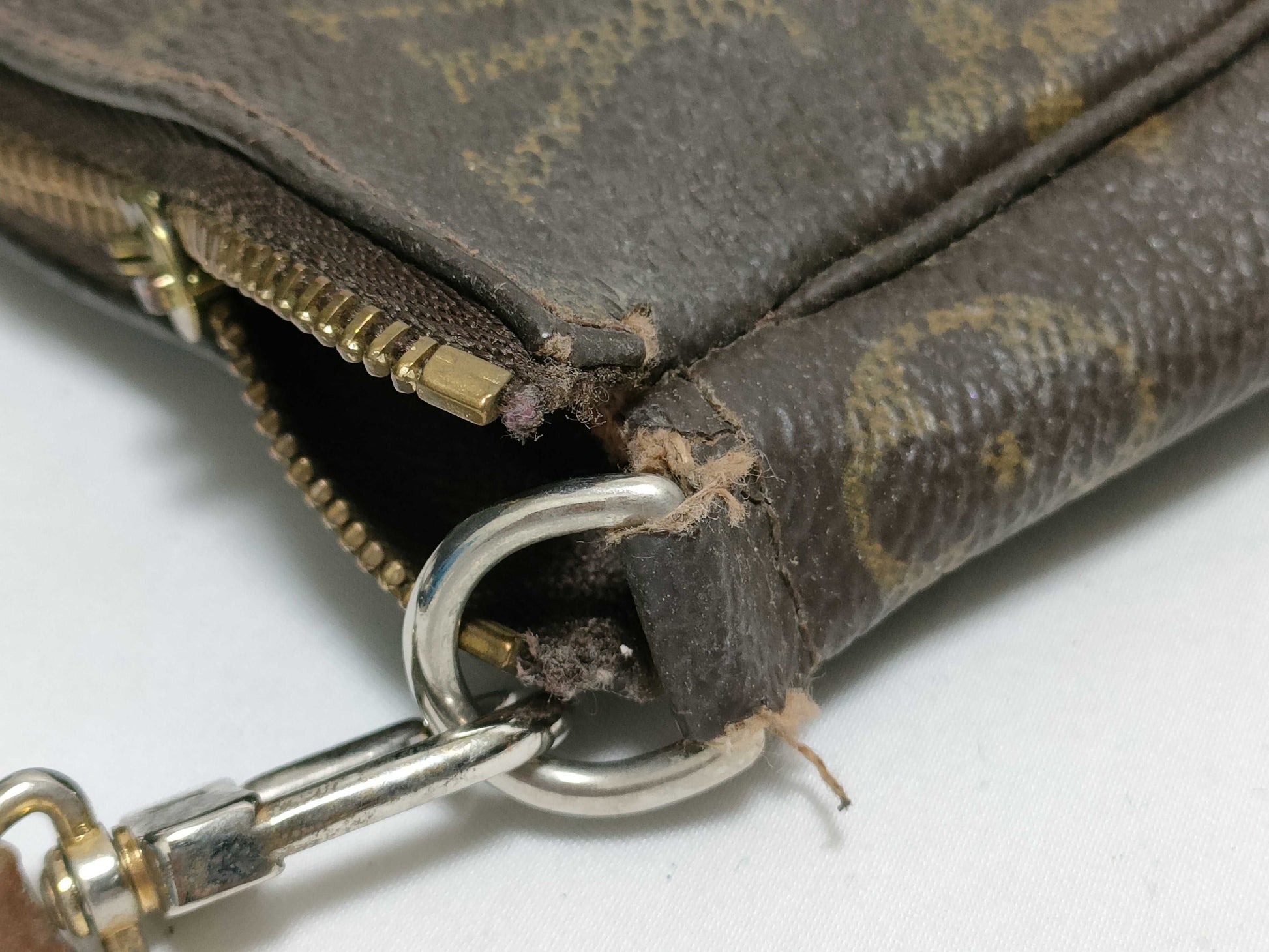 LOUIS VUITTON M51980 Monogram Louis Vuitton Pouch Handbag