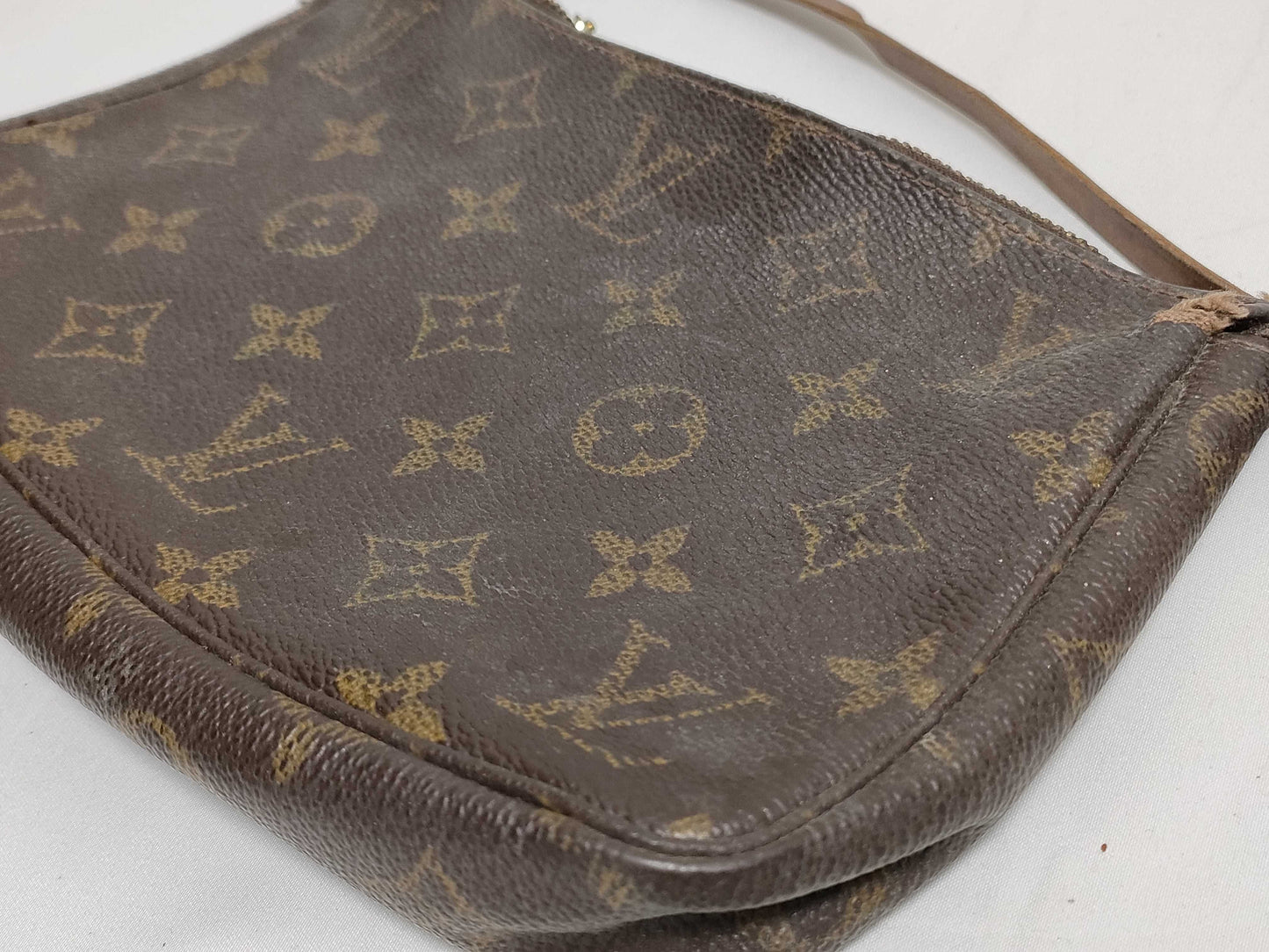 LOUIS VUITTON M51980 Monogram Louis Vuitton Pouch Handbag