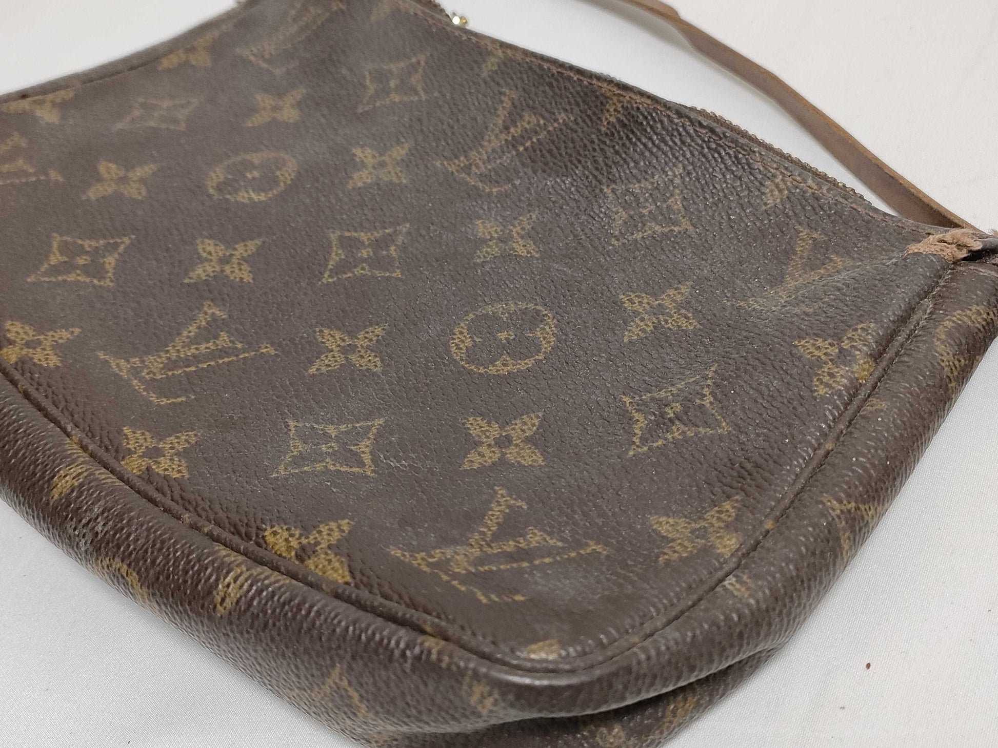 LOUIS VUITTON M51980 Monogram Louis Vuitton Pouch Handbag