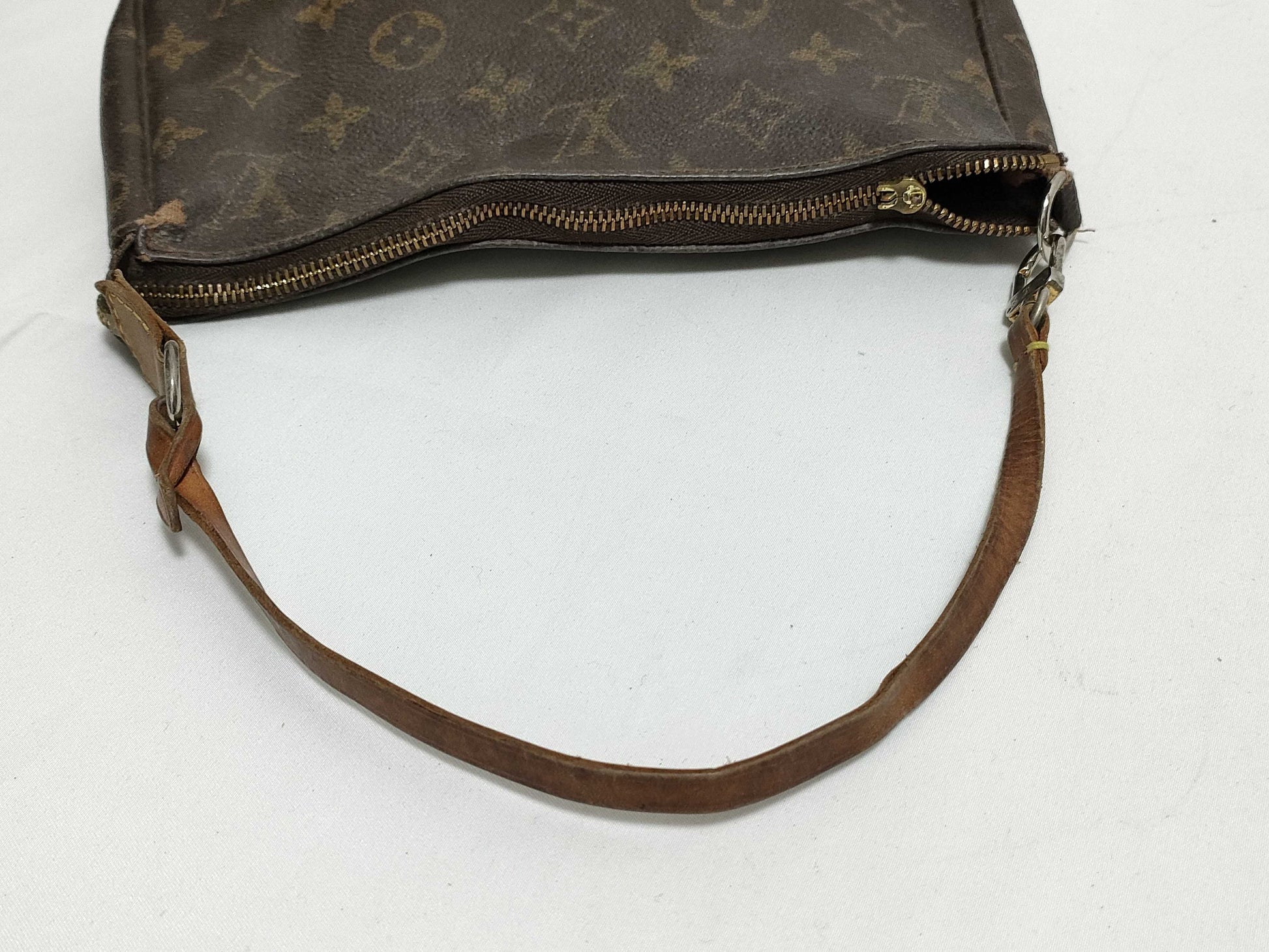 LOUIS VUITTON M51980 Monogram Louis Vuitton Pouch Handbag