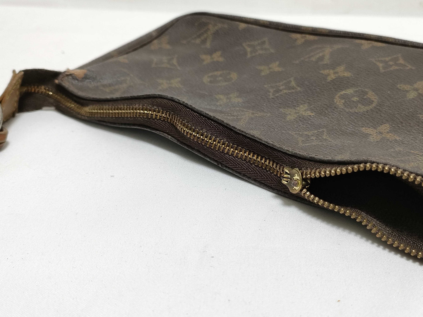 LOUIS VUITTON M51980 Monogram Louis Vuitton Pouch Handbag