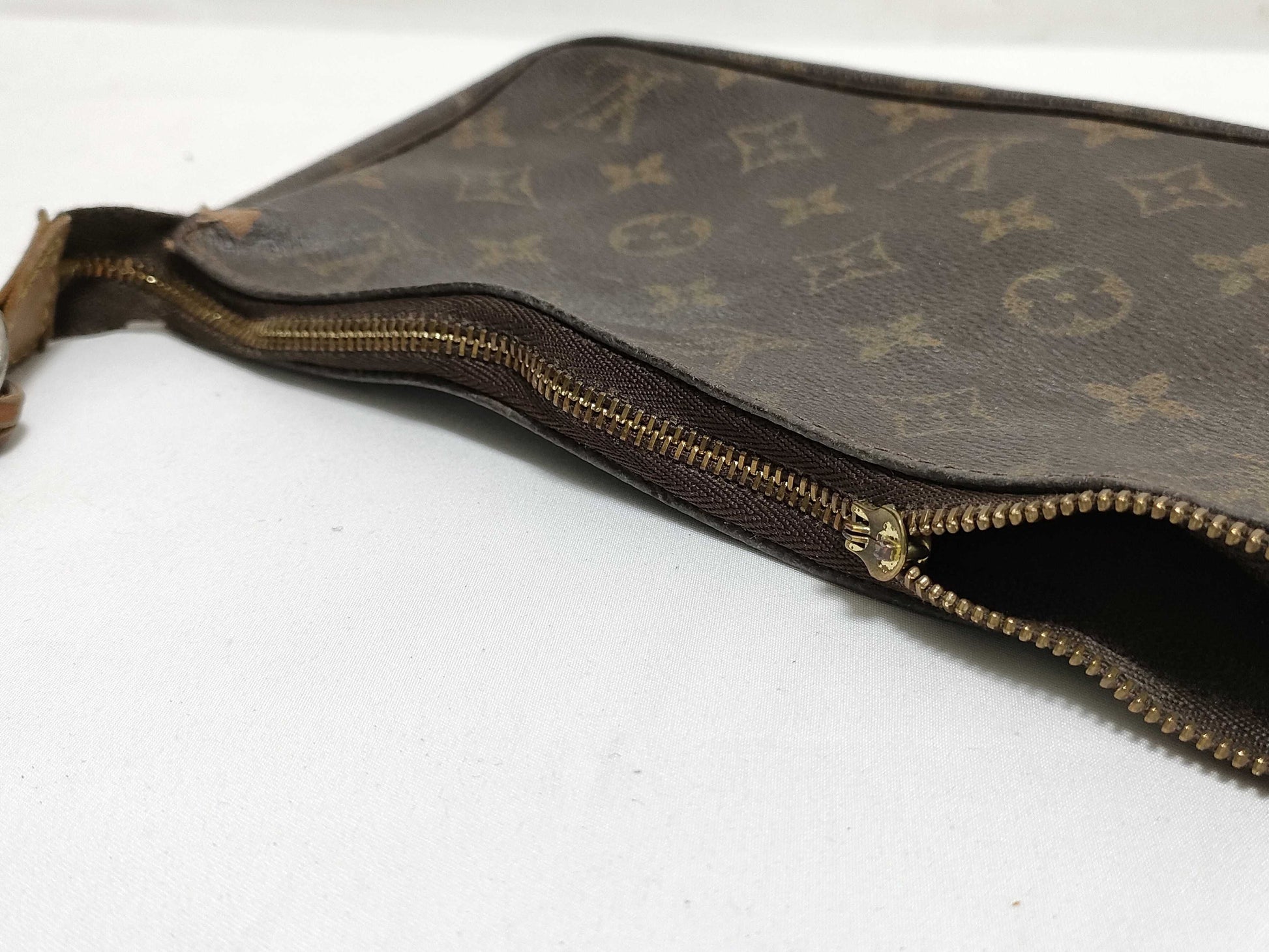 LOUIS VUITTON M51980 Monogram Louis Vuitton Pouch Handbag