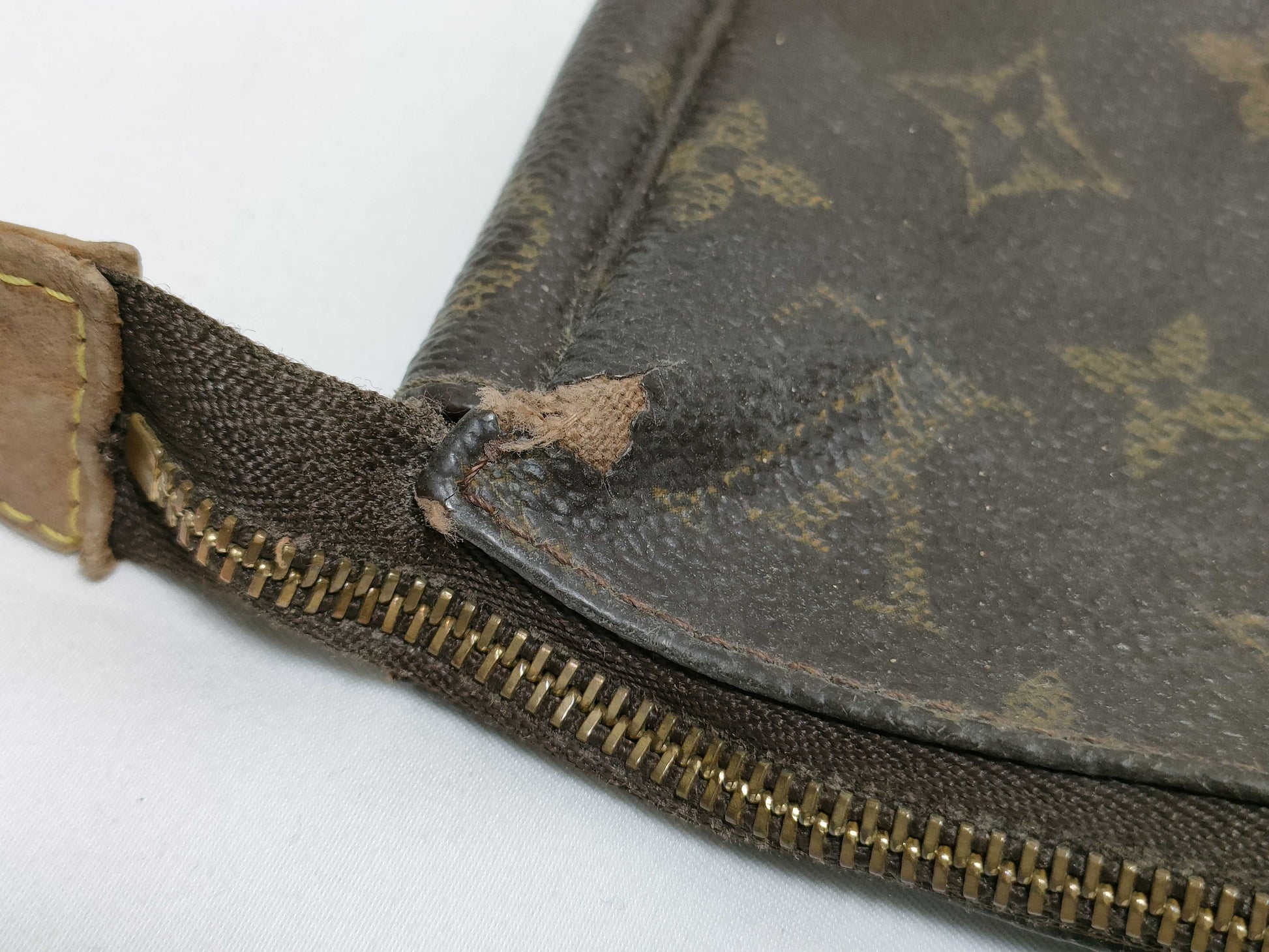 LOUIS VUITTON M51980 Monogram Louis Vuitton Pouch Handbag