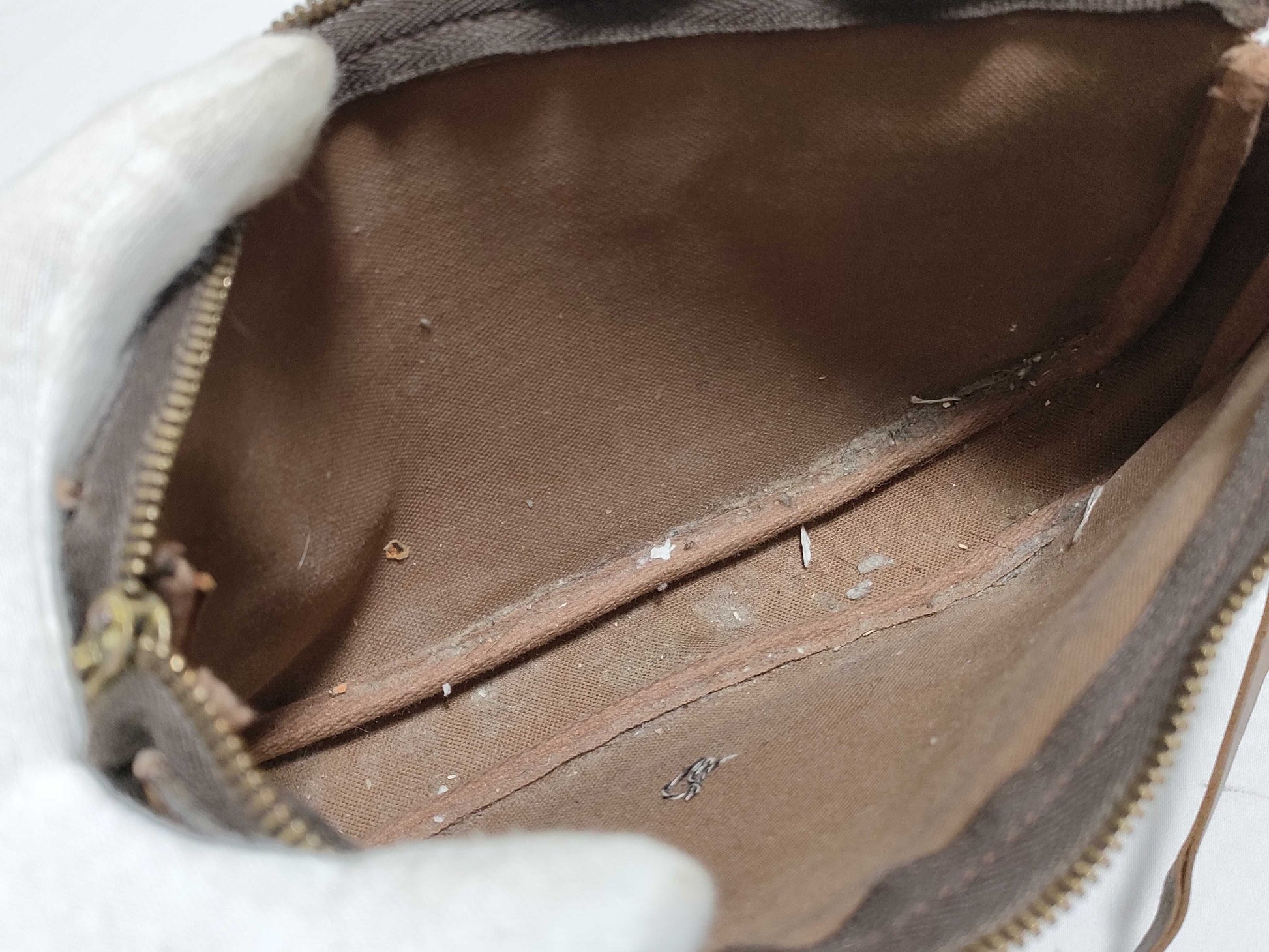 LOUIS VUITTON M51980 Monogram Louis Vuitton Pouch Handbag