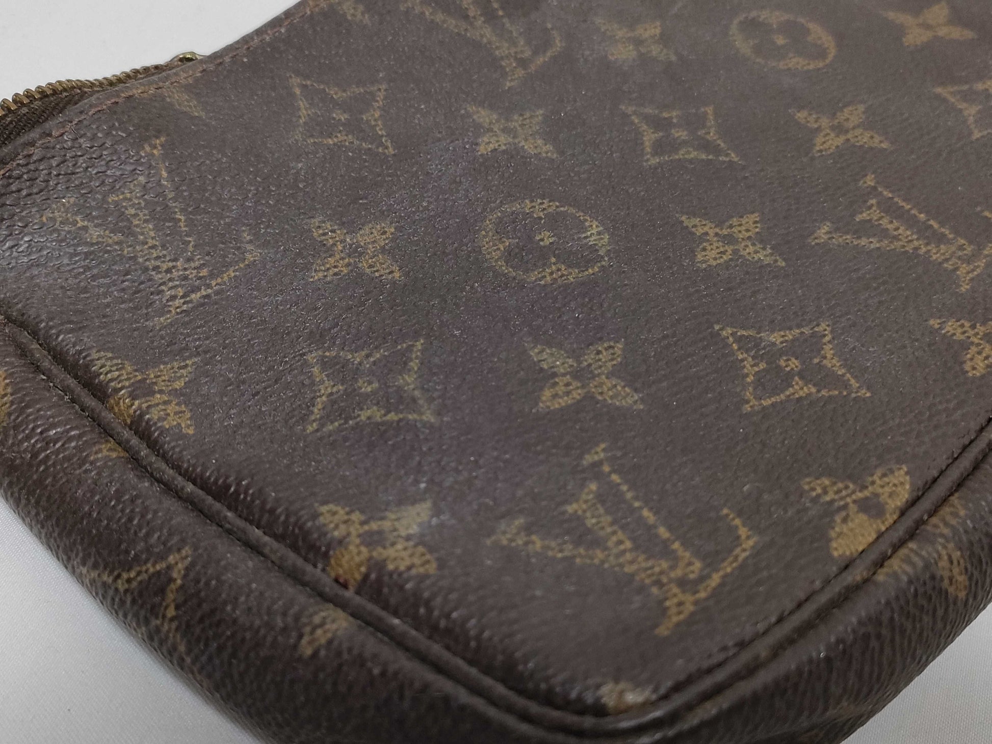 LOUIS VUITTON M51980 Monogram Louis Vuitton Pouch Handbag