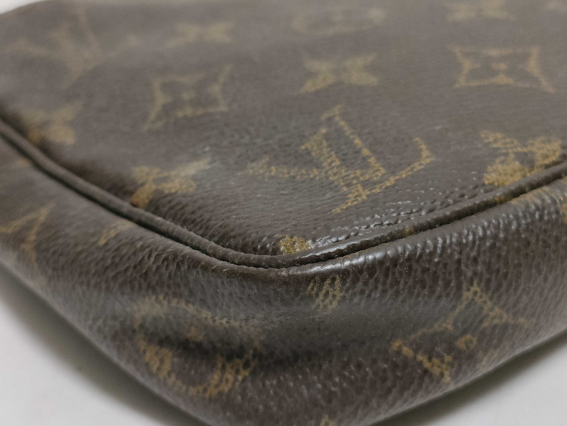 LOUIS VUITTON M51980 Monogram Louis Vuitton Pouch Handbag
