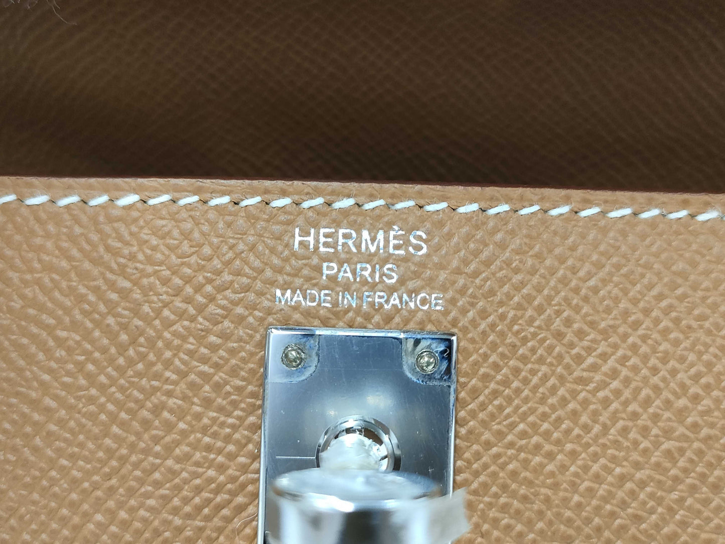 HERMES Kelly 25 handbag with gold exterior, Epsom finish, and silver hardware.