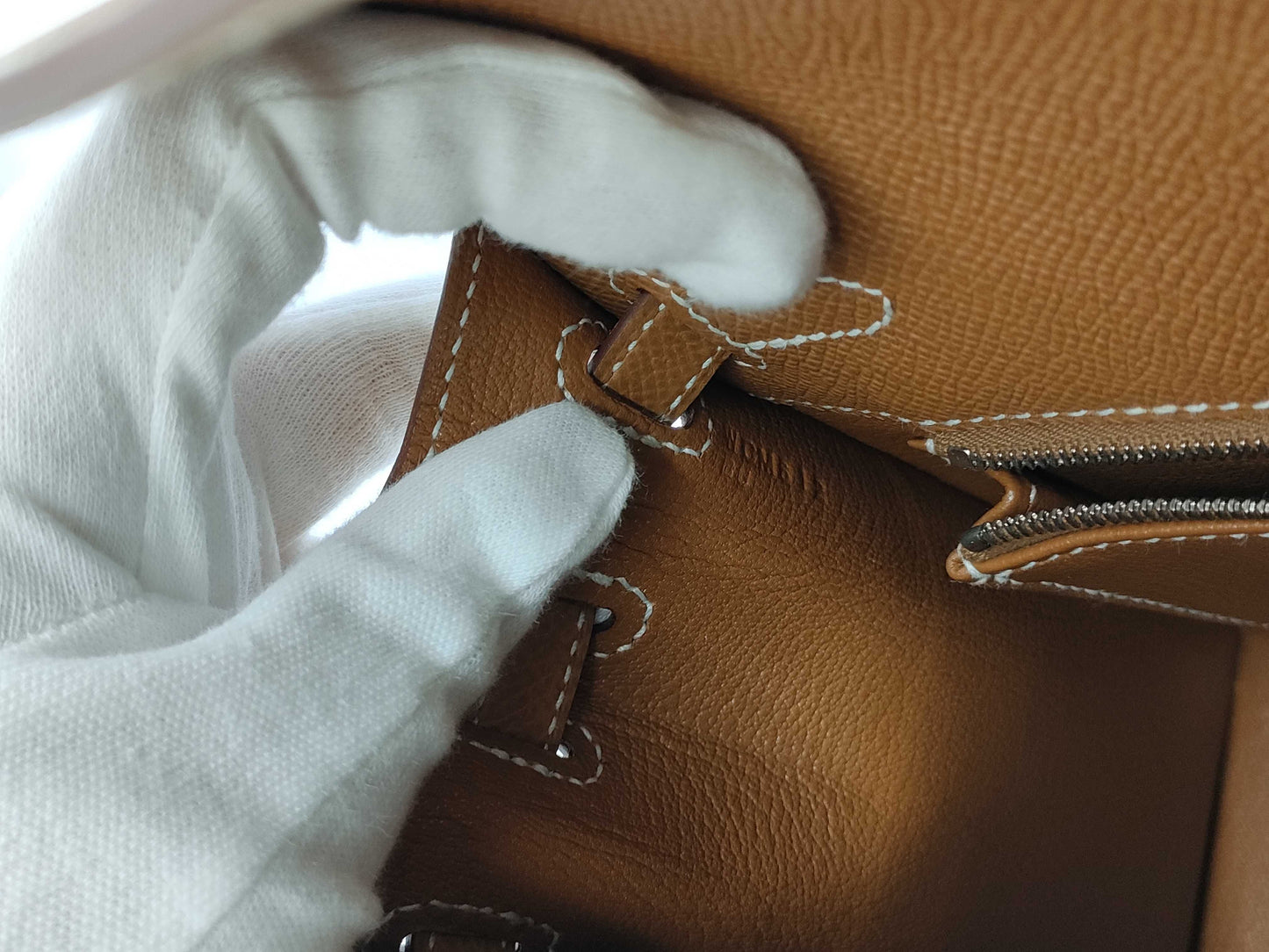 HERMES Kelly 25 handbag with gold exterior, Epsom finish, and silver hardware.