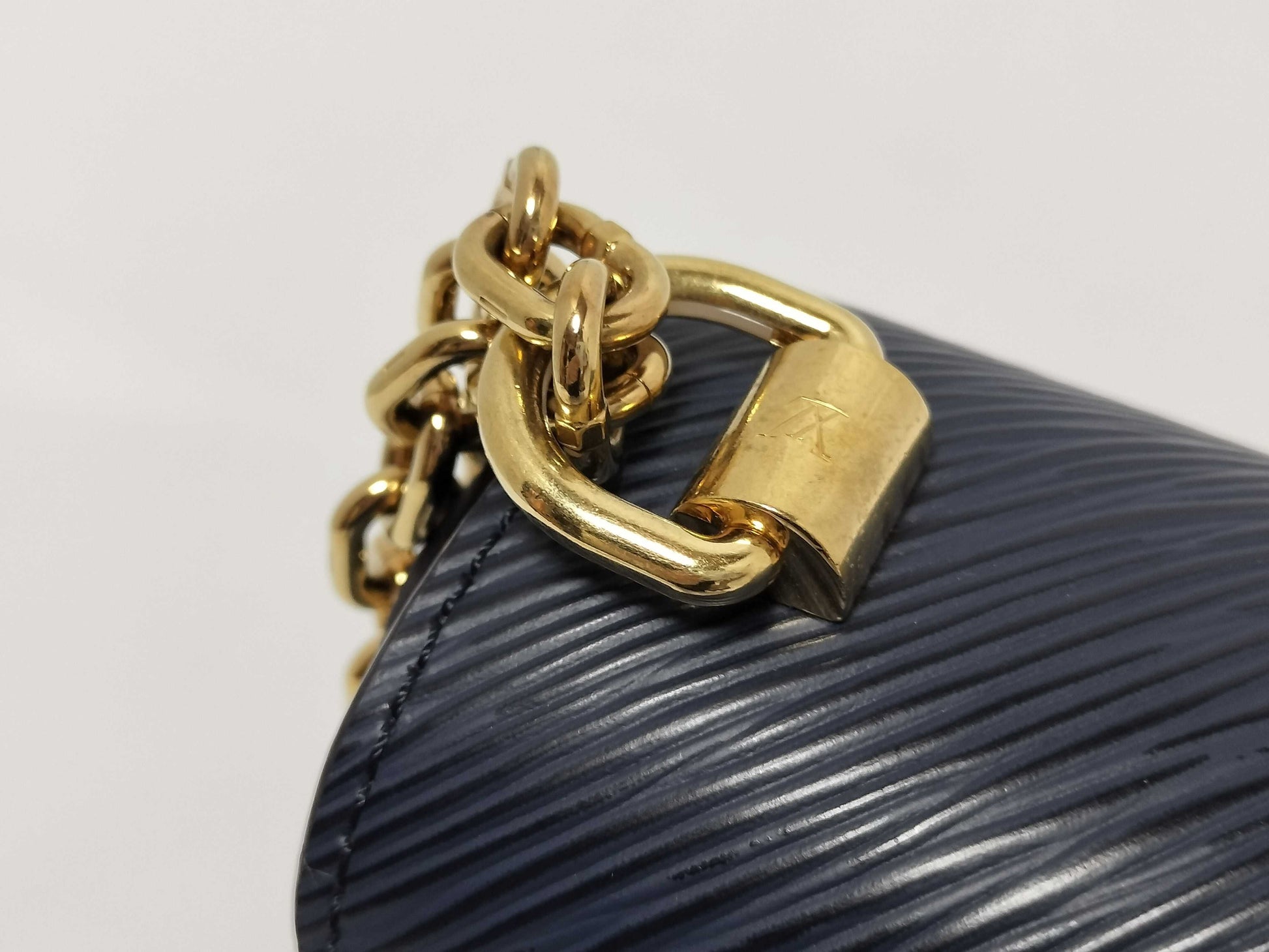 LOUIS VUITTON M53090 LOUIS VUITTON Epi Twist MM M53090 AR0220 Navy Mirrored RFID Enabled Shoulder Bag