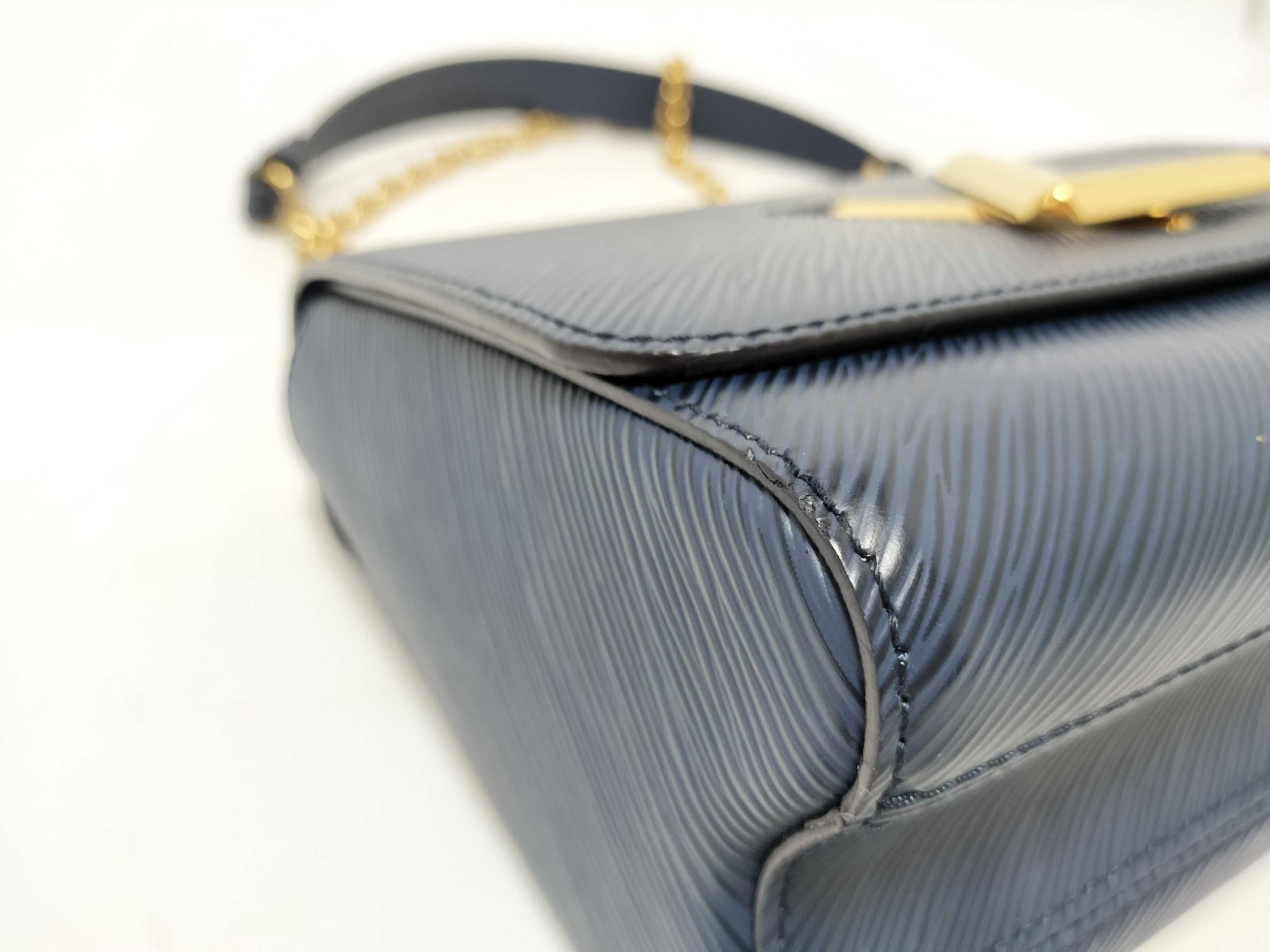 LOUIS VUITTON M53090 LOUIS VUITTON Epi Twist MM M53090 AR0220 Navy Mirrored RFID Enabled Shoulder Bag