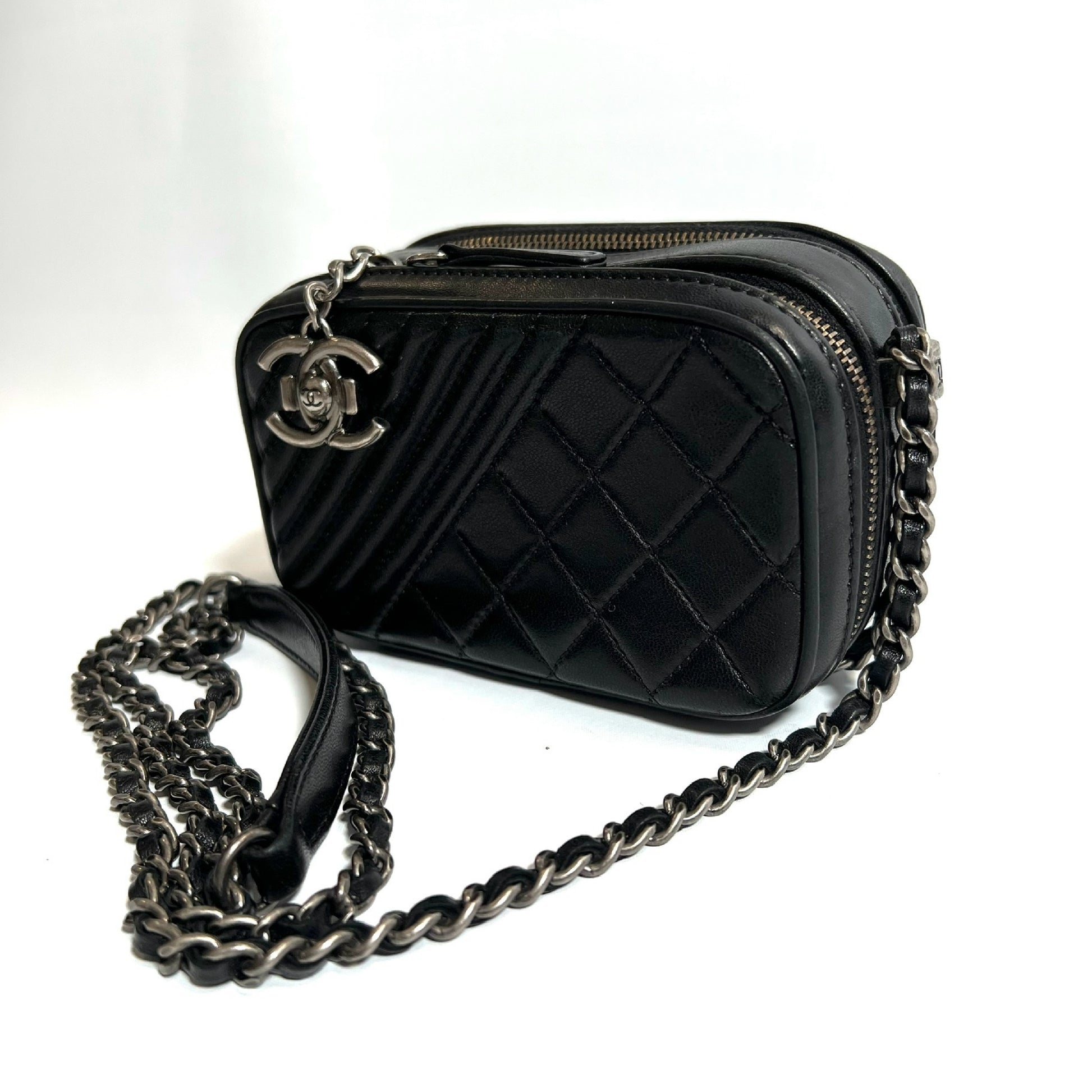 CHANEL CHANEL Boy Chanel Matelasse Shoulder Bag Lambskin 9cm Height x 16cm Width / Shoulder Bag