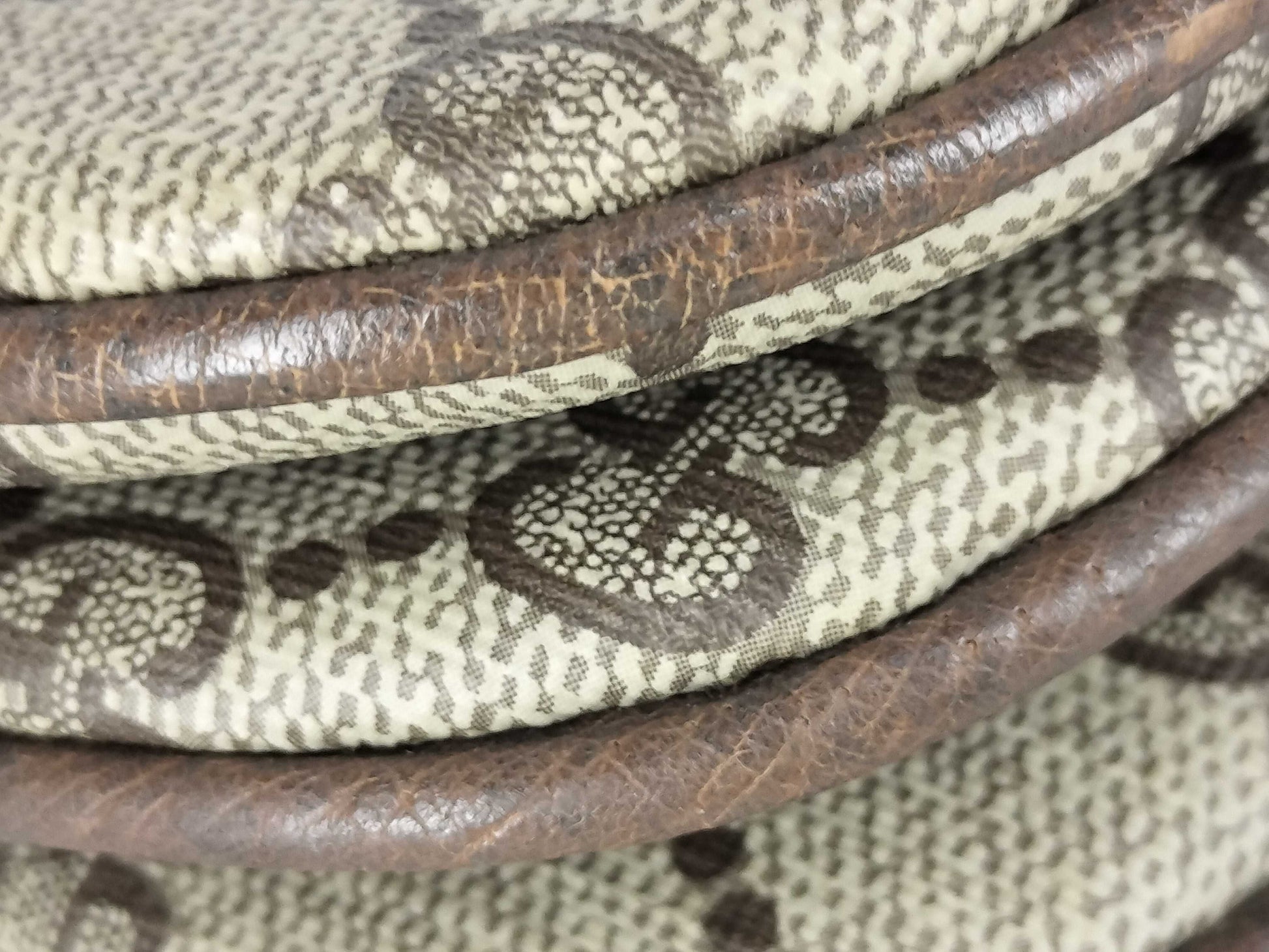 GUCCI GG Supreme Shoulder Bag