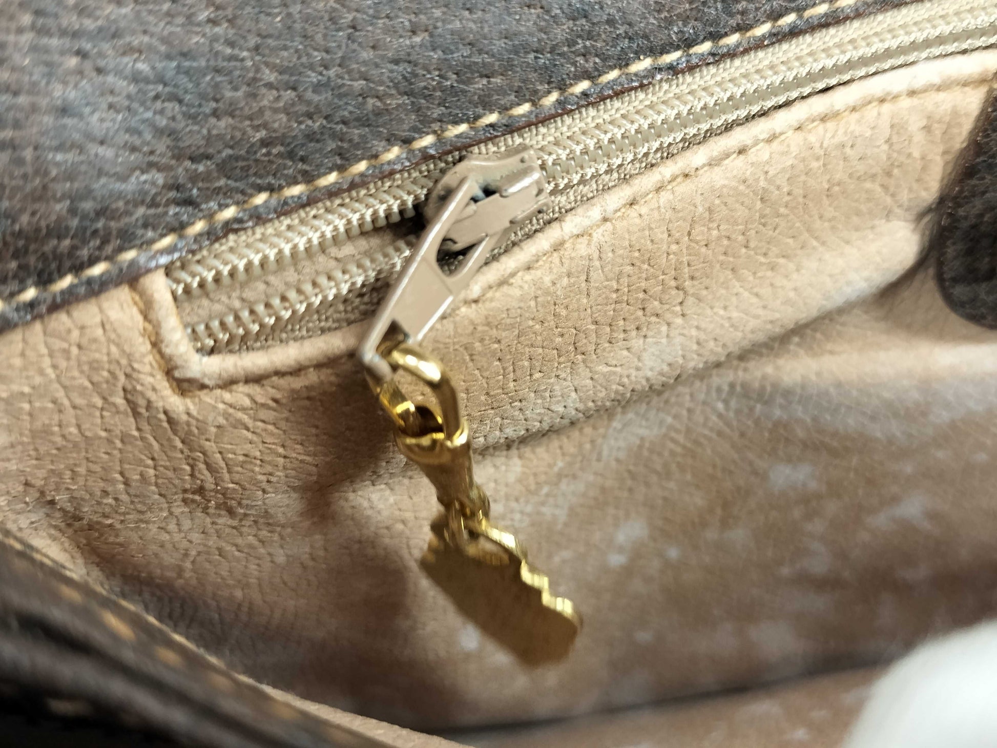 GUCCI GG Supreme Shoulder Bag