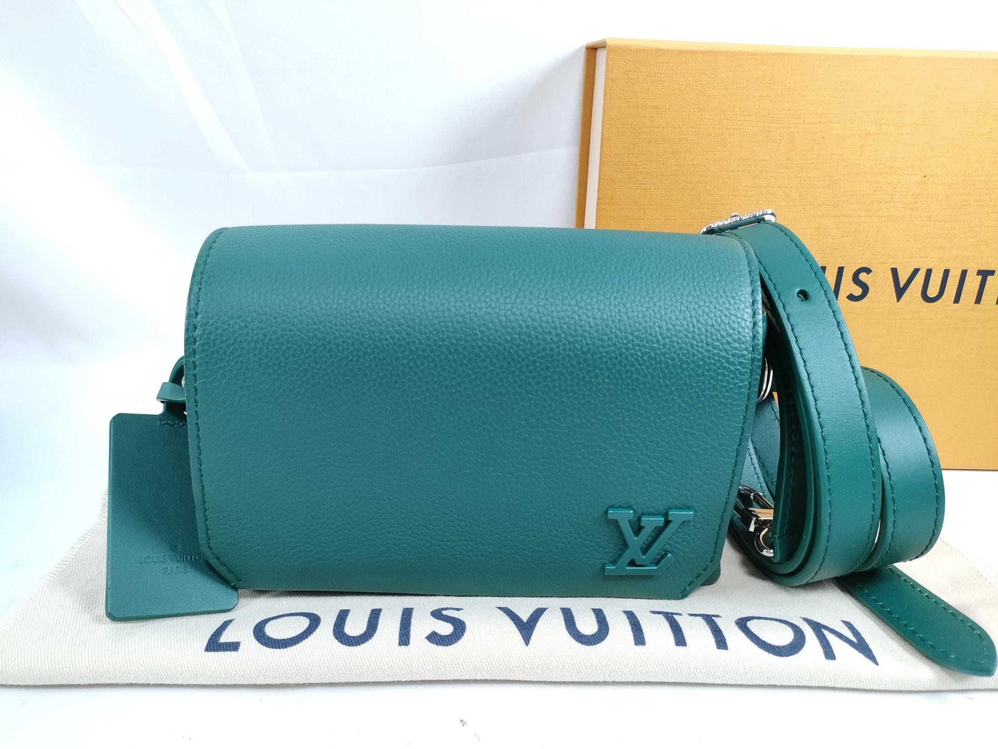 LOUIS VUITTON M 82367 LOUIS VUITTON LV Aerogram Fastline Wearable Wallet M82367 RFID Enabled Shoulder Bag