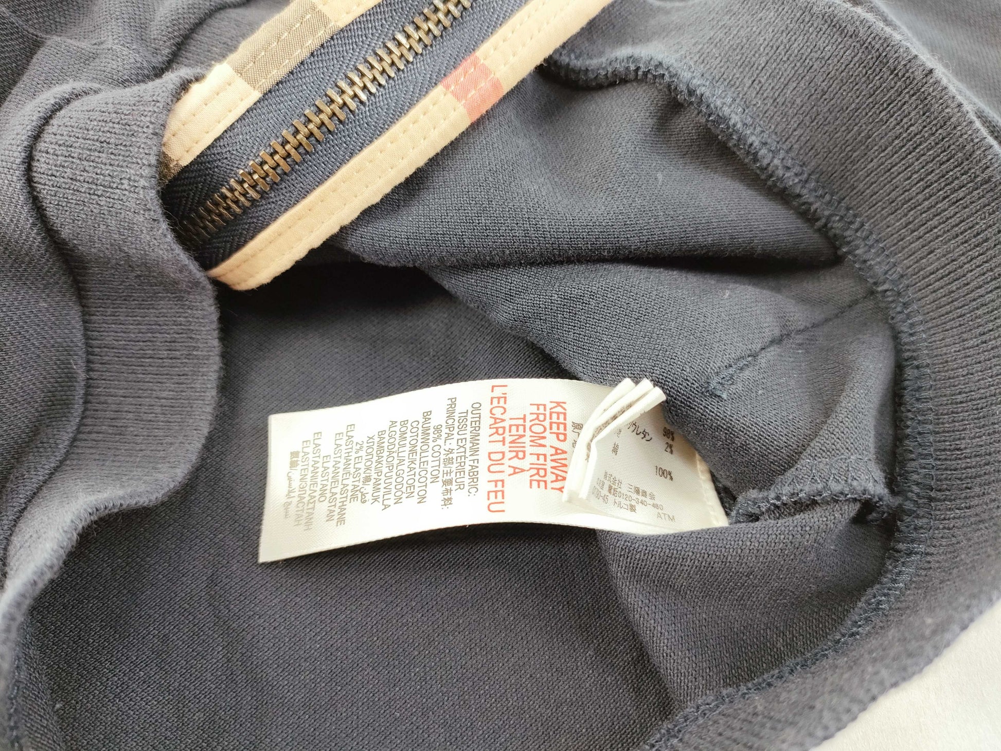 BURBERRY 5 pieces of clothing and other apparel