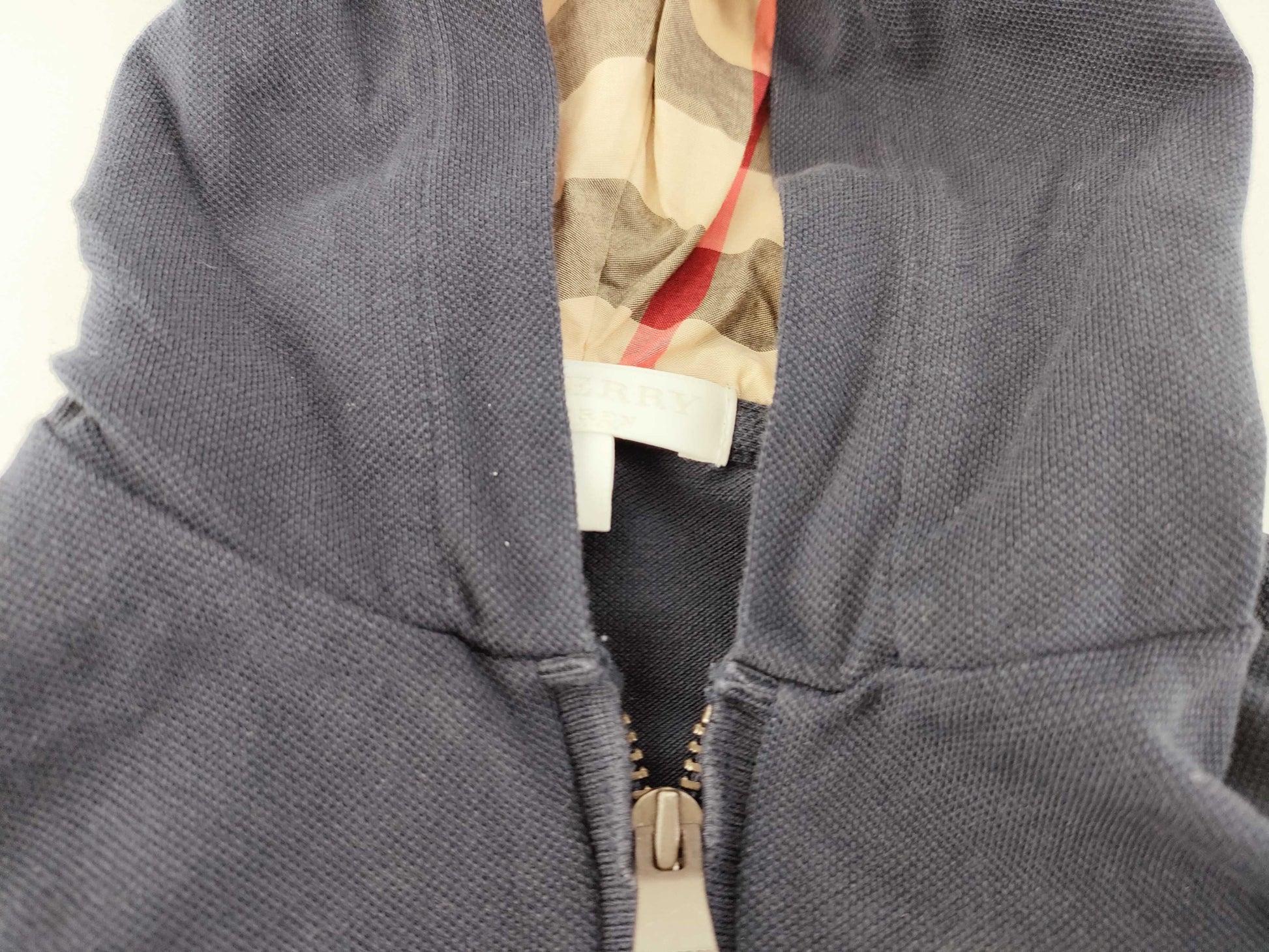 BURBERRY 5 pieces of clothing and other apparel