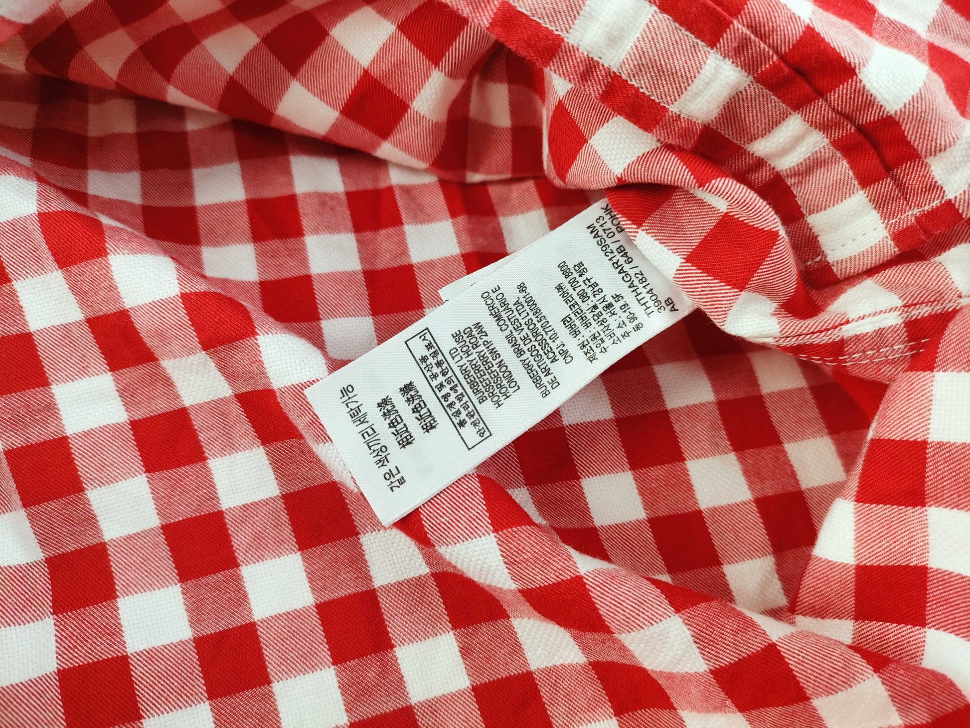 BURBERRY 5 pieces of clothing and other apparel