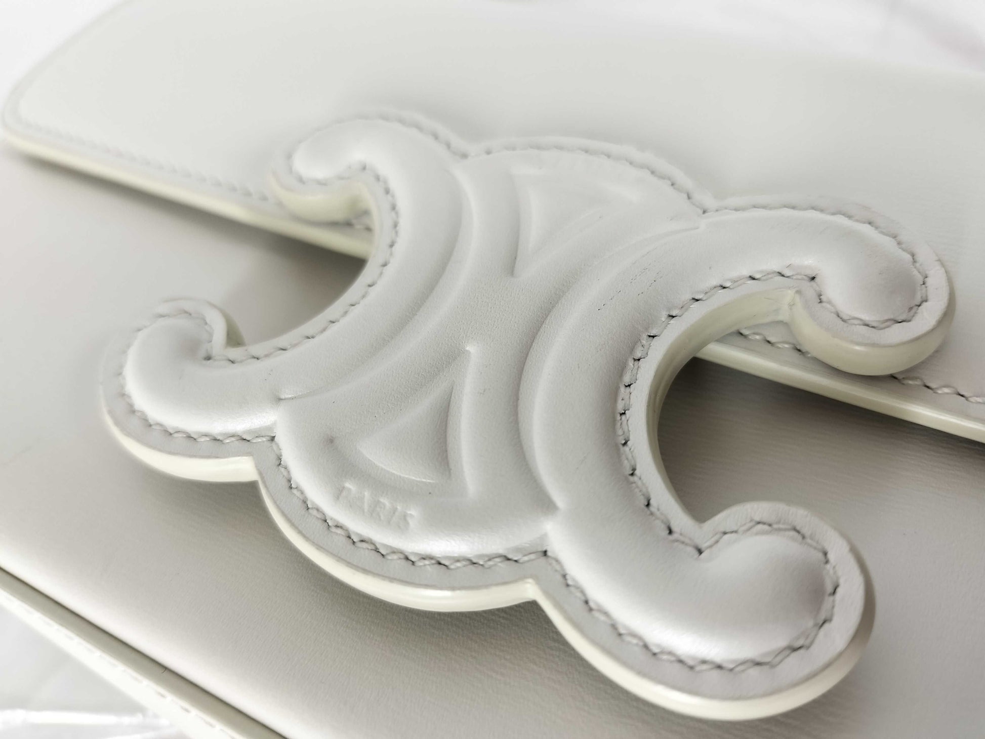CELINE Triomphe Cuir Chain Shoulder Bag White